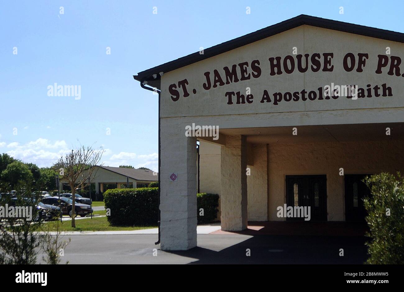22. März 2020 - Sanford, Florida, Vereinigte Staaten - hält das St. James House of Prayer der "Apostolic Faith Church" am 22. März 2020 in Sanford, Florida Sonntagsgottesdienste in einem Freilichtgebäude hinter der Kirche ab, um die Verbreitung von COVID-19 einzudämmen. (Paul Hennessy/Alamy) Stockfoto