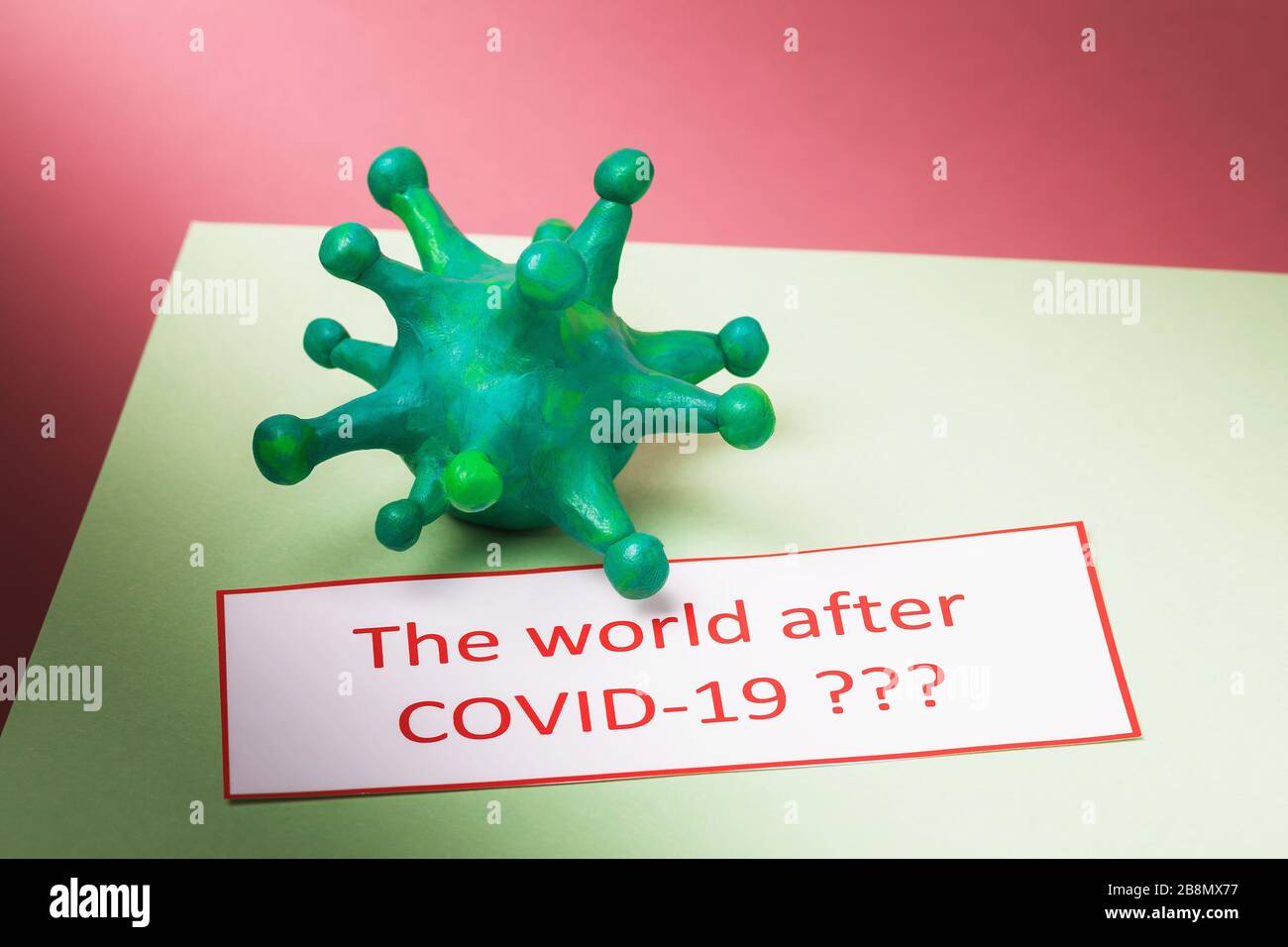 Coronavirus und mit Text versehen. Ein Konzept zum globalen Wandel nach der COVID-19-Pandemie Stockfoto