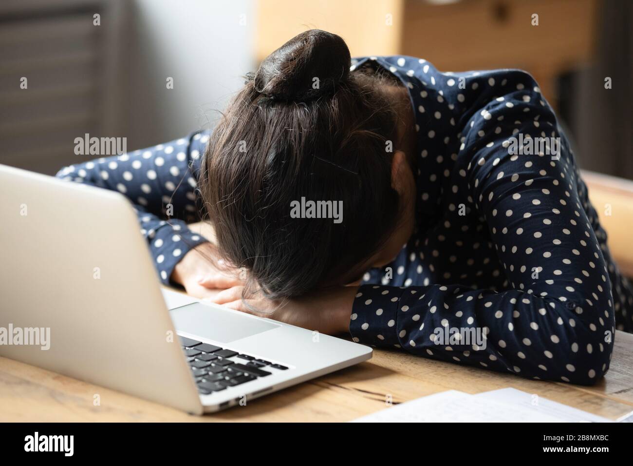 Müde indische Frau, die am Schreibtisch einschlief, Schlafmangel Stockfoto
