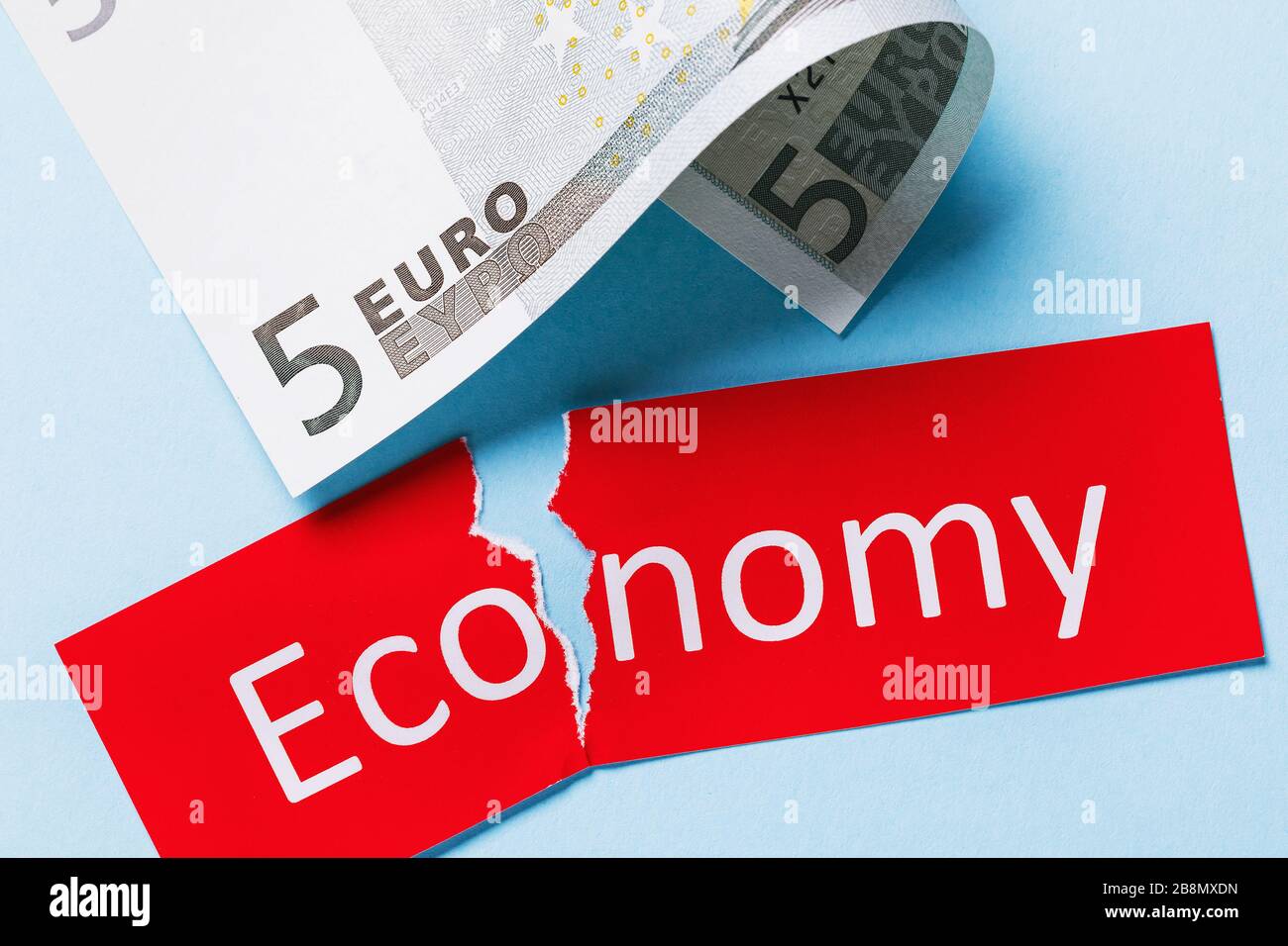 Fünf Euro und zerrissener Tag mit Text. Konzept zum Thema Fall der Wirtschaft in der Europäischen Union Stockfoto