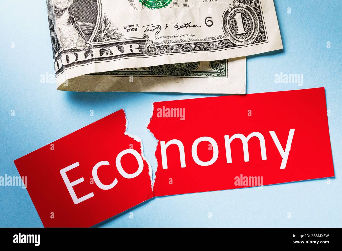 US-Dollar und zerrissener Tag mit Text. Konzept zum Thema Konjunkturabschwung im Land und Währungsabwertung Stockfoto