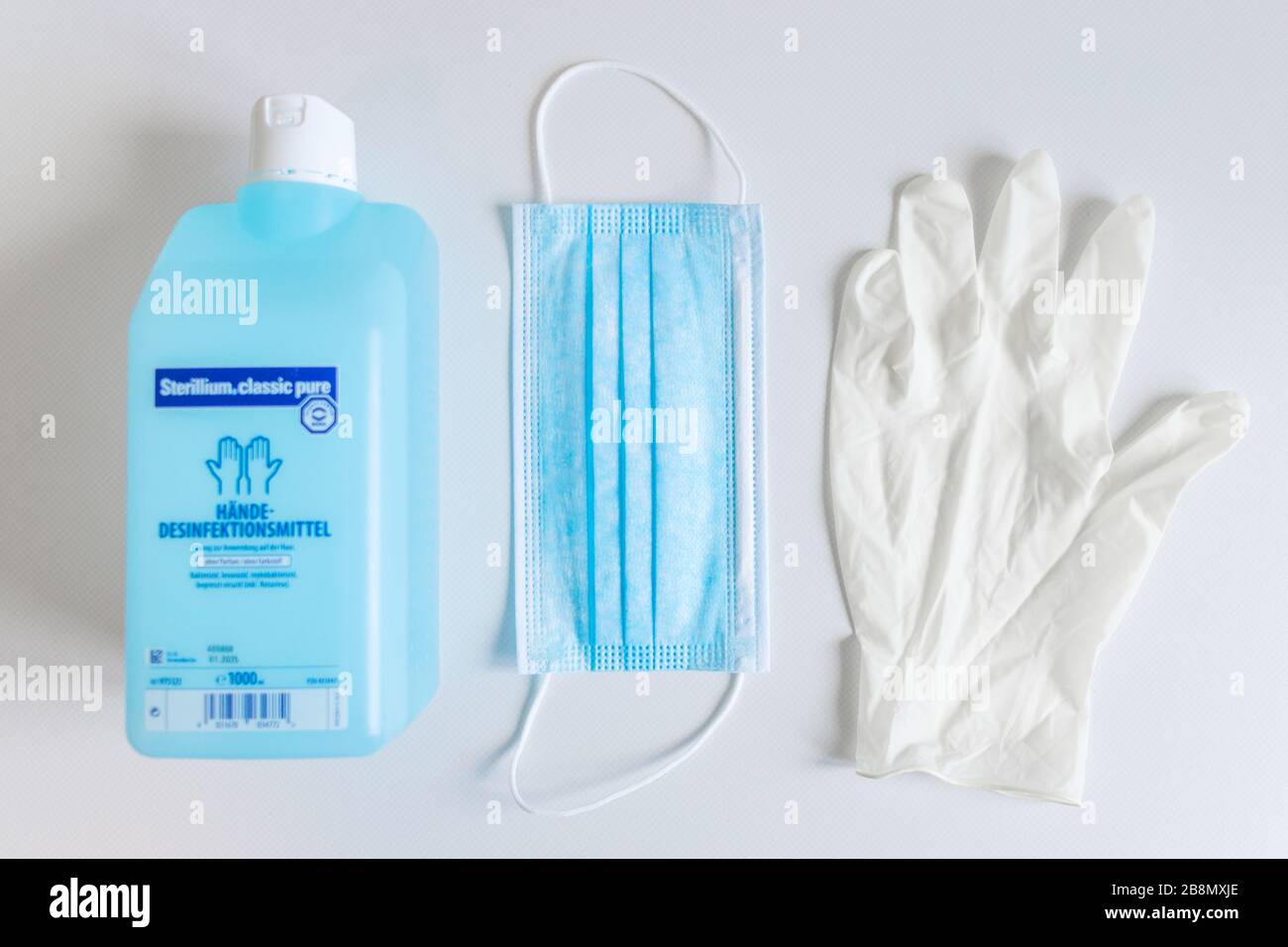 DEUTSCHLAND - 22. MÄRZ 2020: Corona-Virenschutz zu Hause. Gesichtsmaske, Handschuhe und Händedededesinfektionsmittel für sauberen und hygienischen Atem und Hände gegen Koronavir Stockfoto