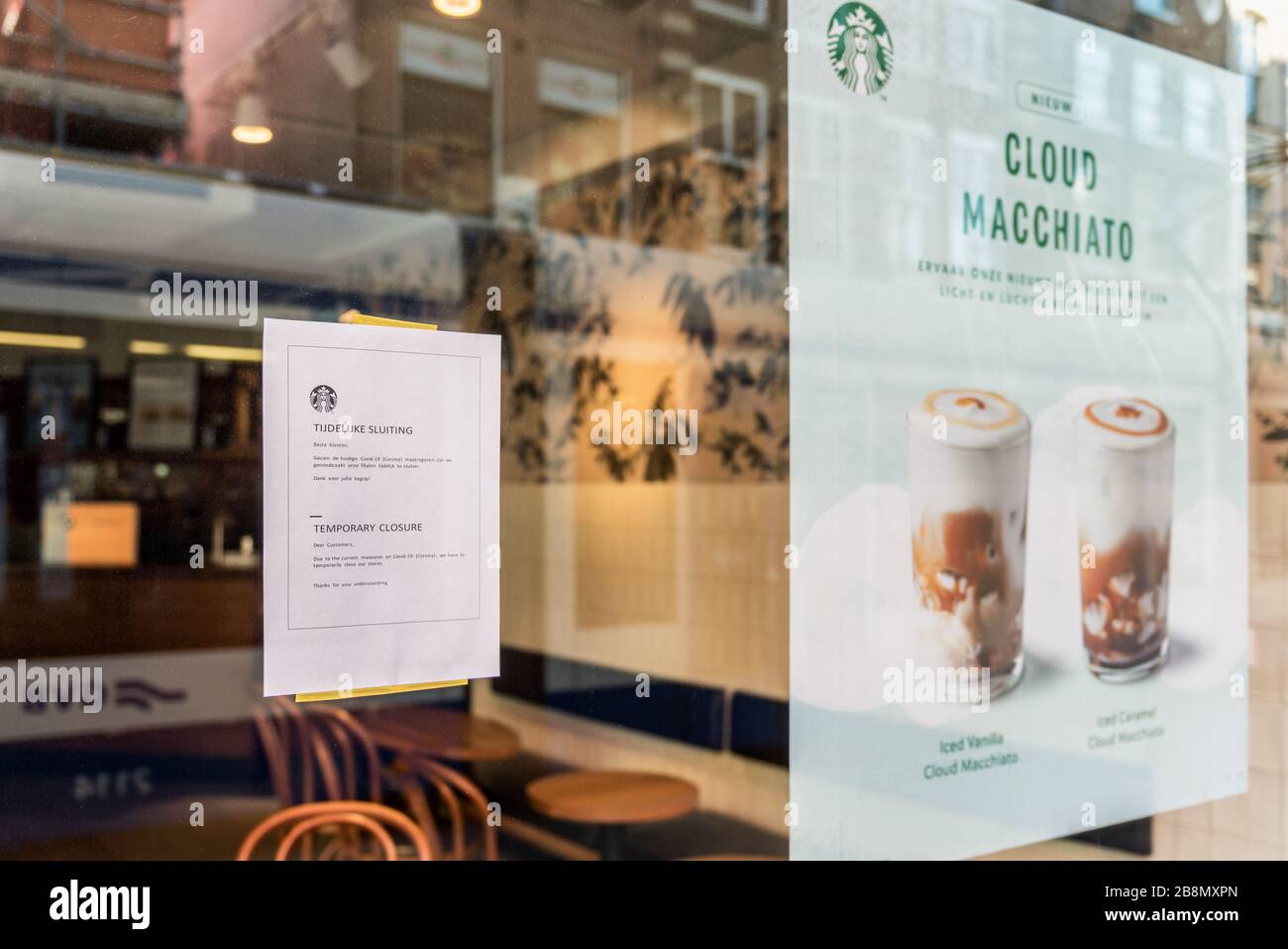 Das Starbucks Geschäft in den Niederlanden wurde wegen eines Coronavirus ausgebrochen Stockfoto