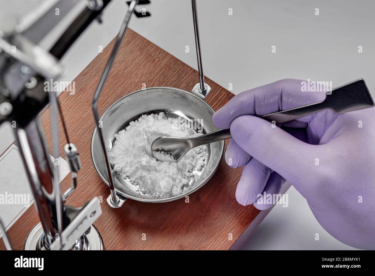 Apotheker oder Wissenschaftler bereiten Medikamente mit Präzisionswägen vor Stockfoto