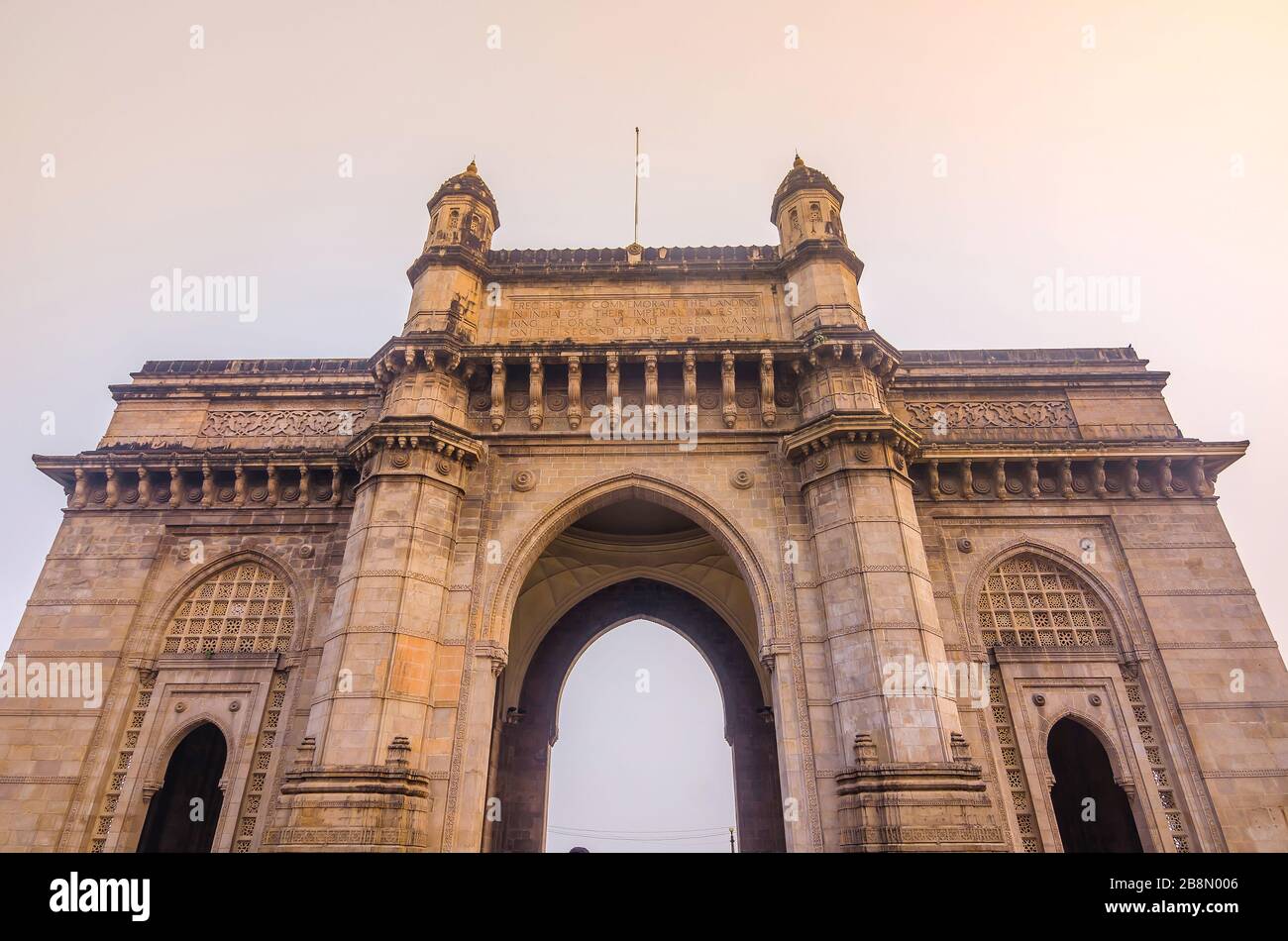 MUMBAI, INDIEN - DEC. 8, 2019: Das Tor Indiens in Maharashtra, gegenüber dem Taj Mahal Palace und Tower Hotel, ist es auch die wichtigste Touristenattraktion. Stockfoto