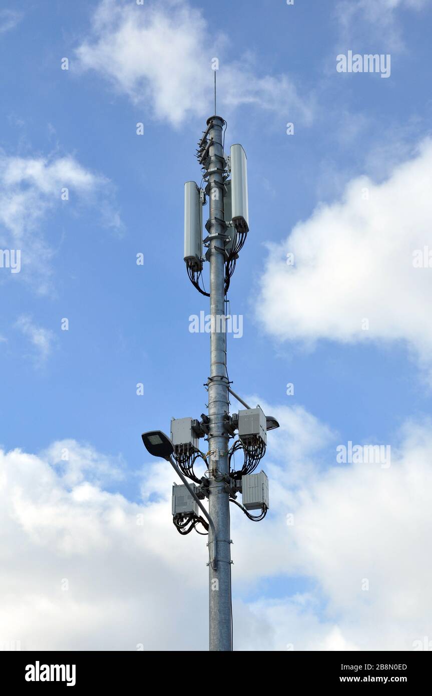 Basisstation von mobilen Handy gegen den blauen Himmel. Stockfoto