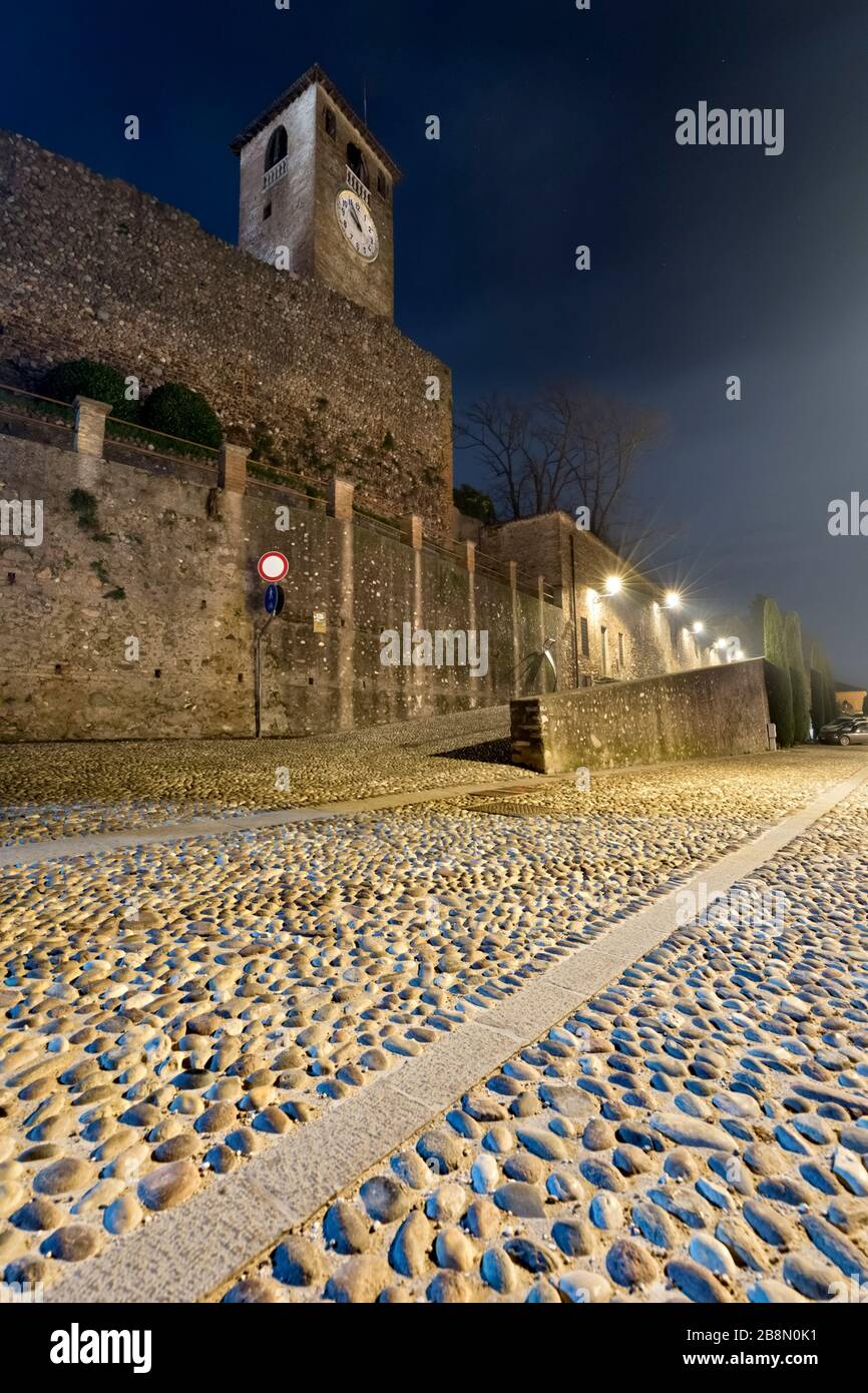 Die Burg Gonzaga in Volta Mantovana ist eine mittelalterliche Festung, die im 11. Jahrhundert von Matilde di Canossa erbaut wurde. Provinz Mantova, Lombardei, Italien. Stockfoto