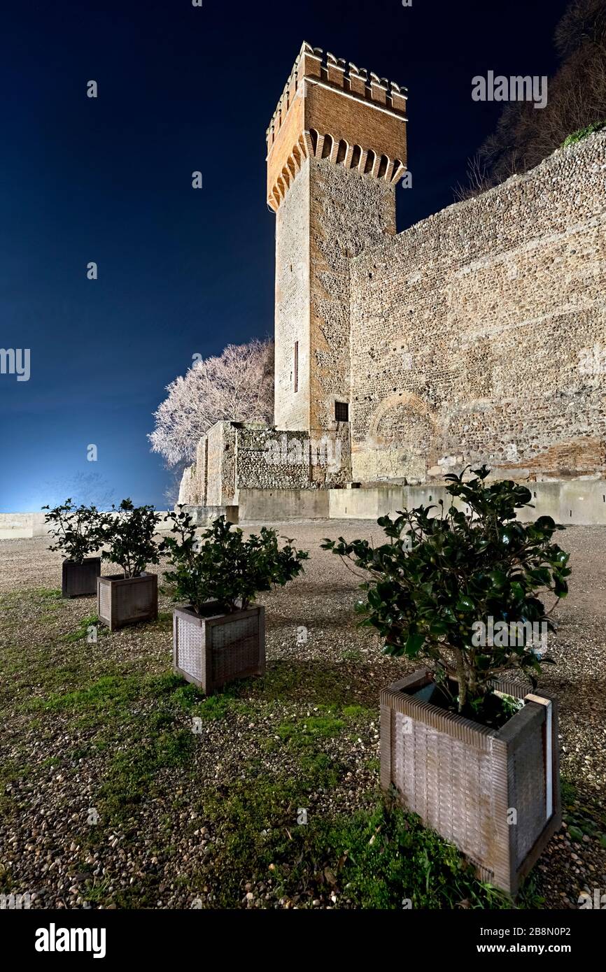 Die Burg Gonzaga in Volta Mantovana ist eine mittelalterliche Festung, die im 11. Jahrhundert von Matilde di Canossa erbaut wurde. Provinz Mantova, Lombardei, Italien. Stockfoto