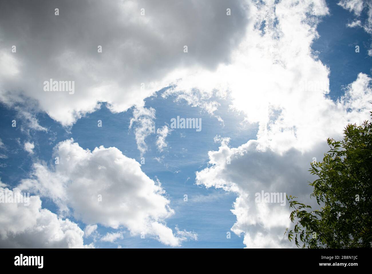 Sonnenschein sonniger blauer Himmel leicht bewölkt kein Regen Wettervorhersage Stockfotos Stockfoto