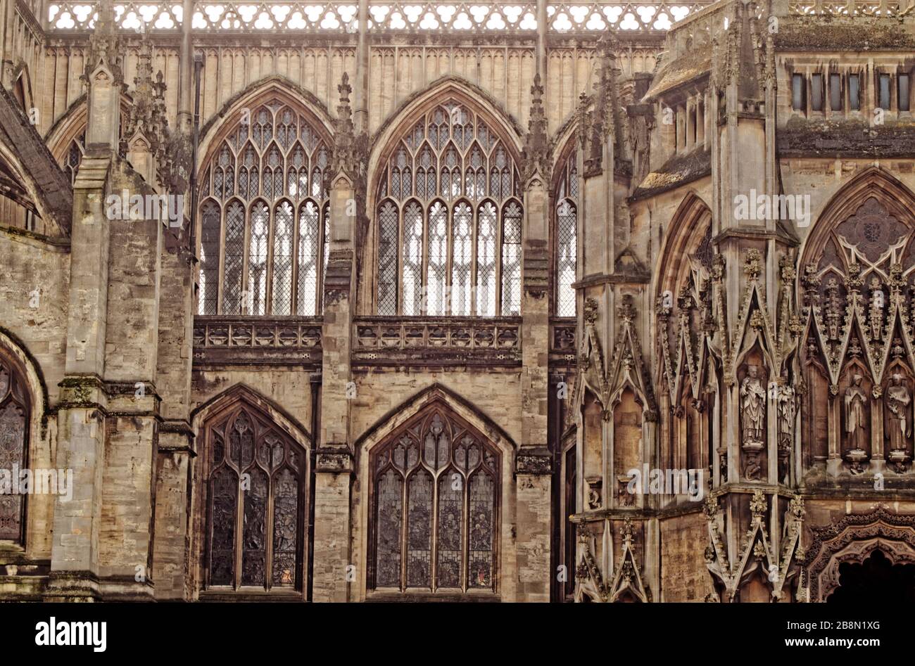 St Mary Redcliffe Kirche in Bristol mit kunstvollen geschnitzten Details und Bogenfenstern der Nordseite. Die sechseckige Nordveranda ist auf der rechten Seite. Stockfoto