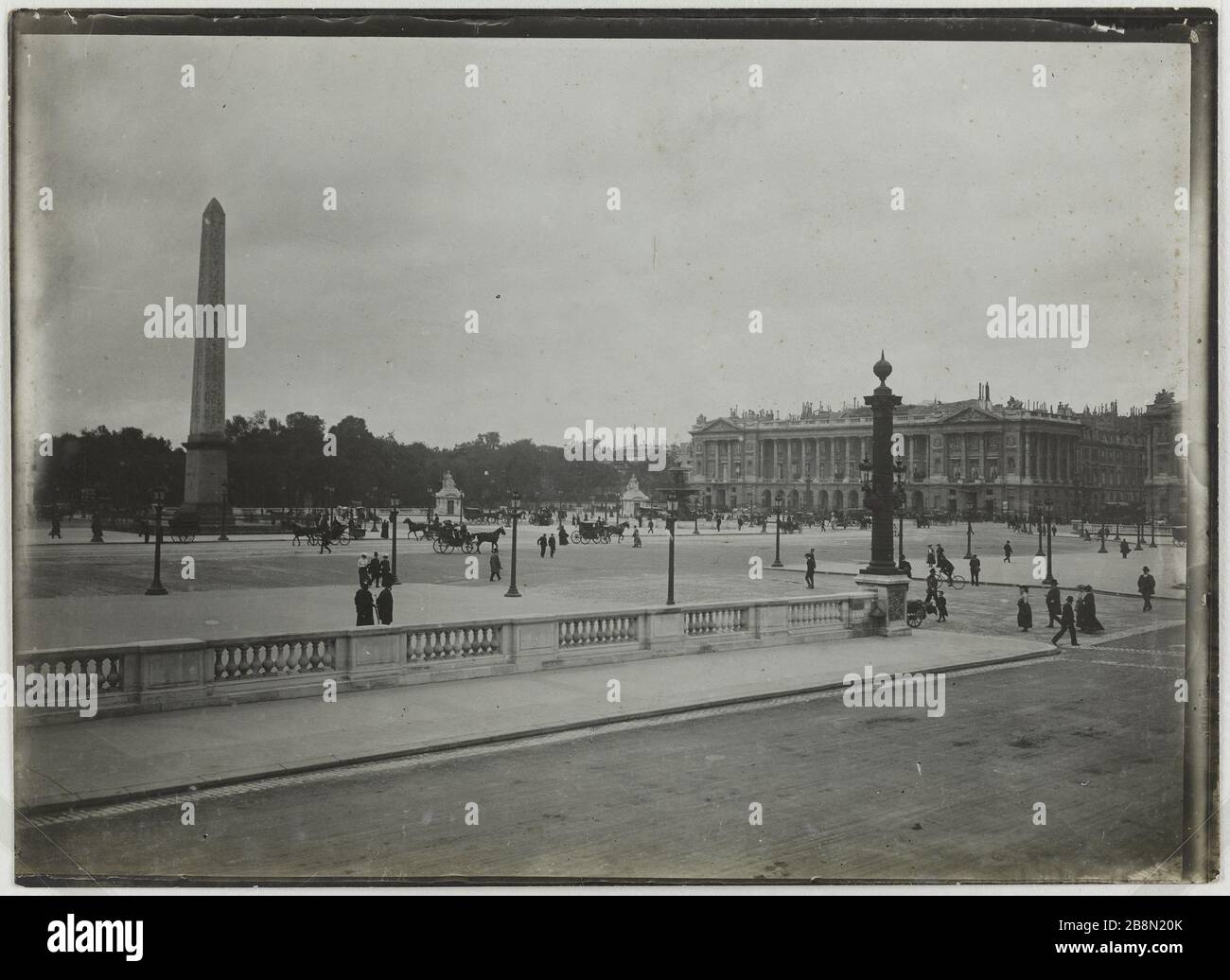 Concorde Platz, 8. Bezirk, Paris. Place de la Concorde, Paris (VIIIème arr.). Photographie de R. Schwartz. Tirage au gélatino-bromure d'argent, vers 1900. Paris, musée Carnavalet. Stockfoto