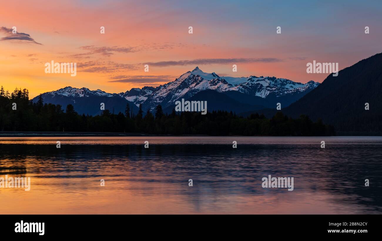 Farbenfroher Sonnenuntergang über Mt Shuksan und Baker Lake Stockfoto
