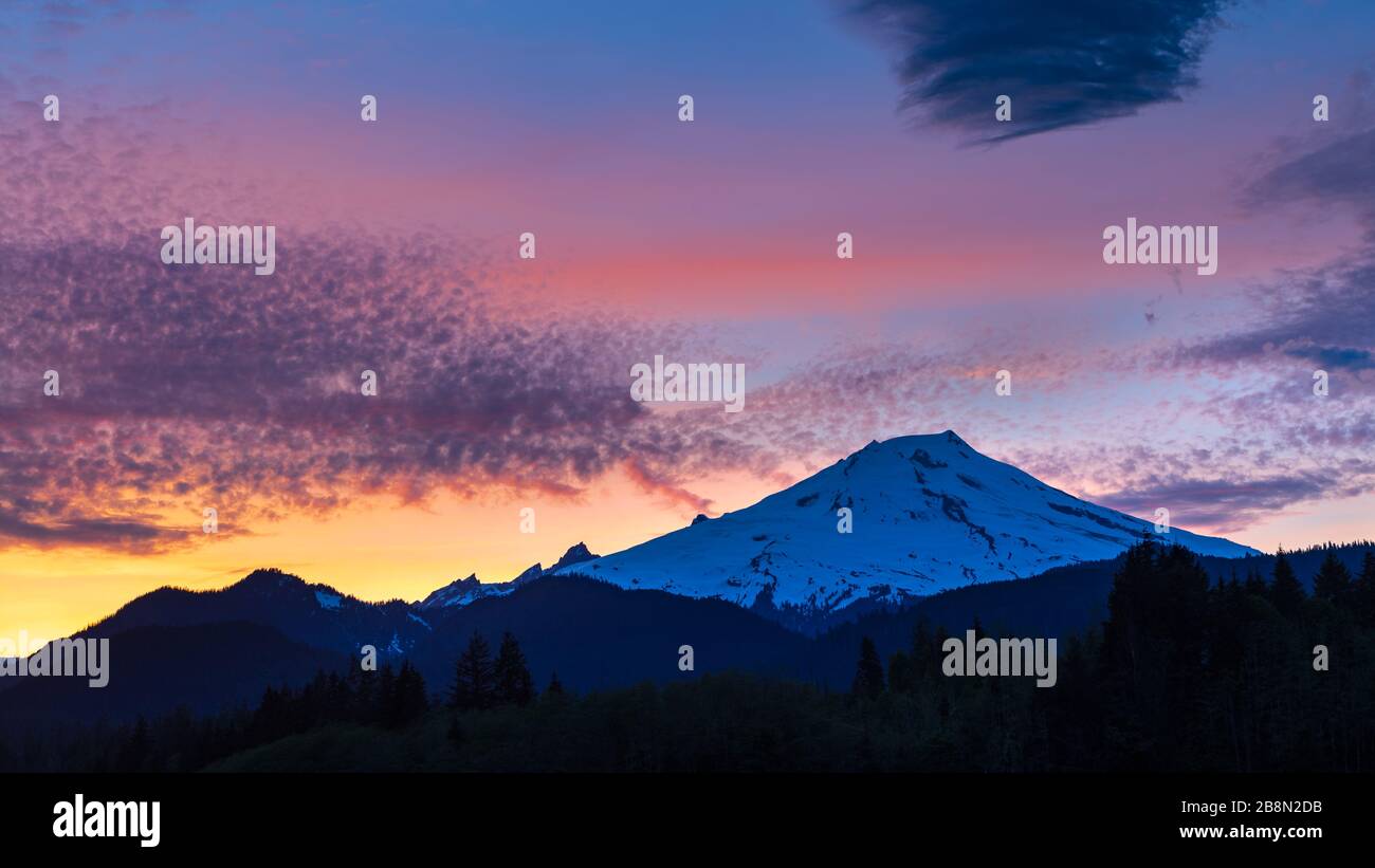 Lebendiger Sonnenuntergang über Mt Baker im Staat Washington Stockfoto