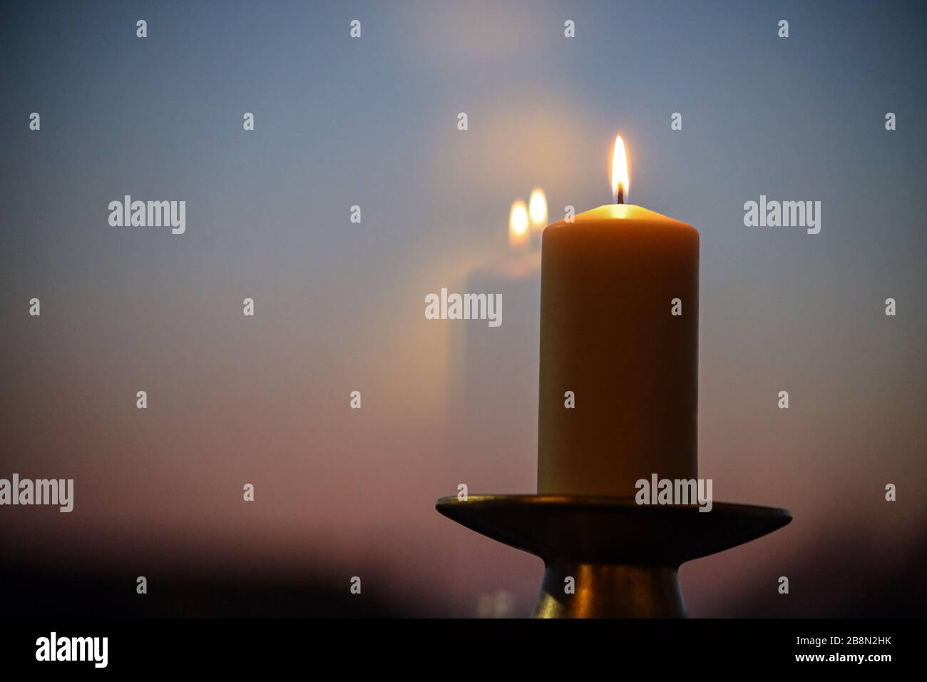 Kerze im fenster Fotos und Bildmaterial in hoher Auflösung Alamy