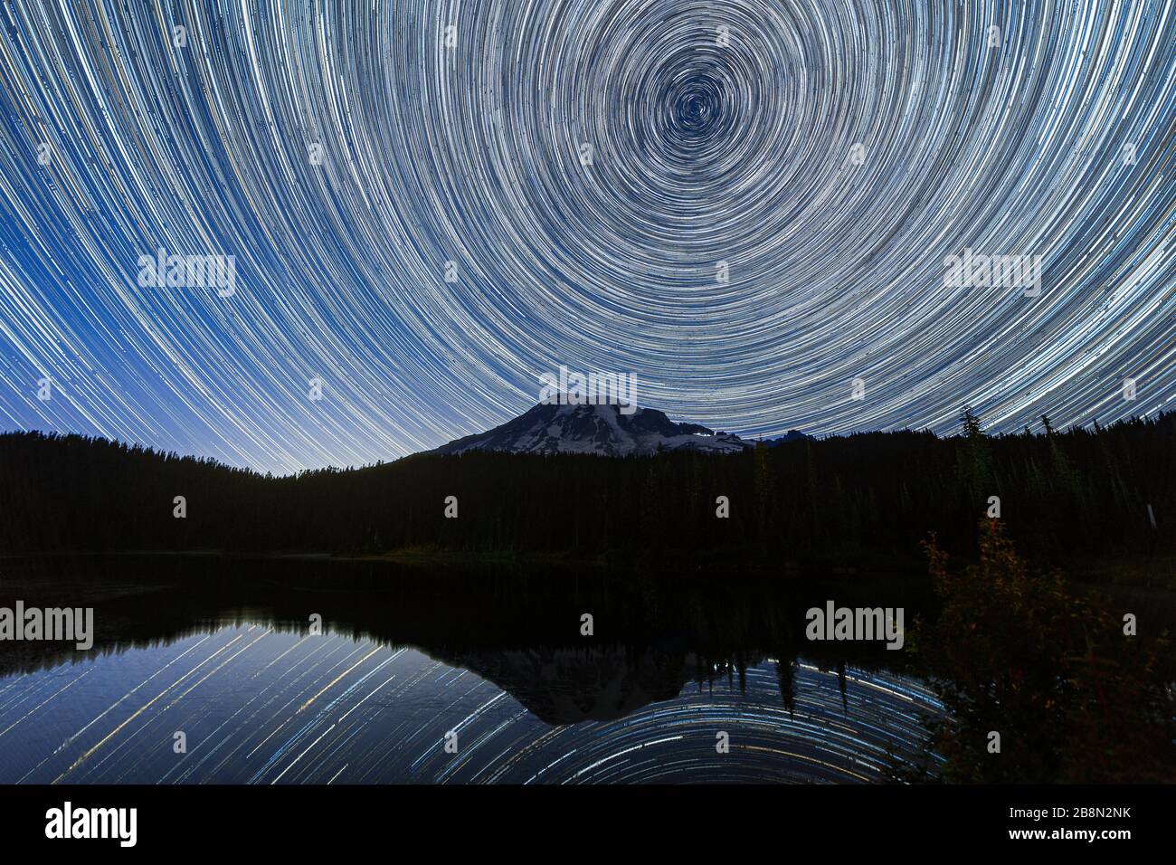 Sternenpfade über den Mount Rainier spiegelten sich im Reflection Lake wider Stockfoto