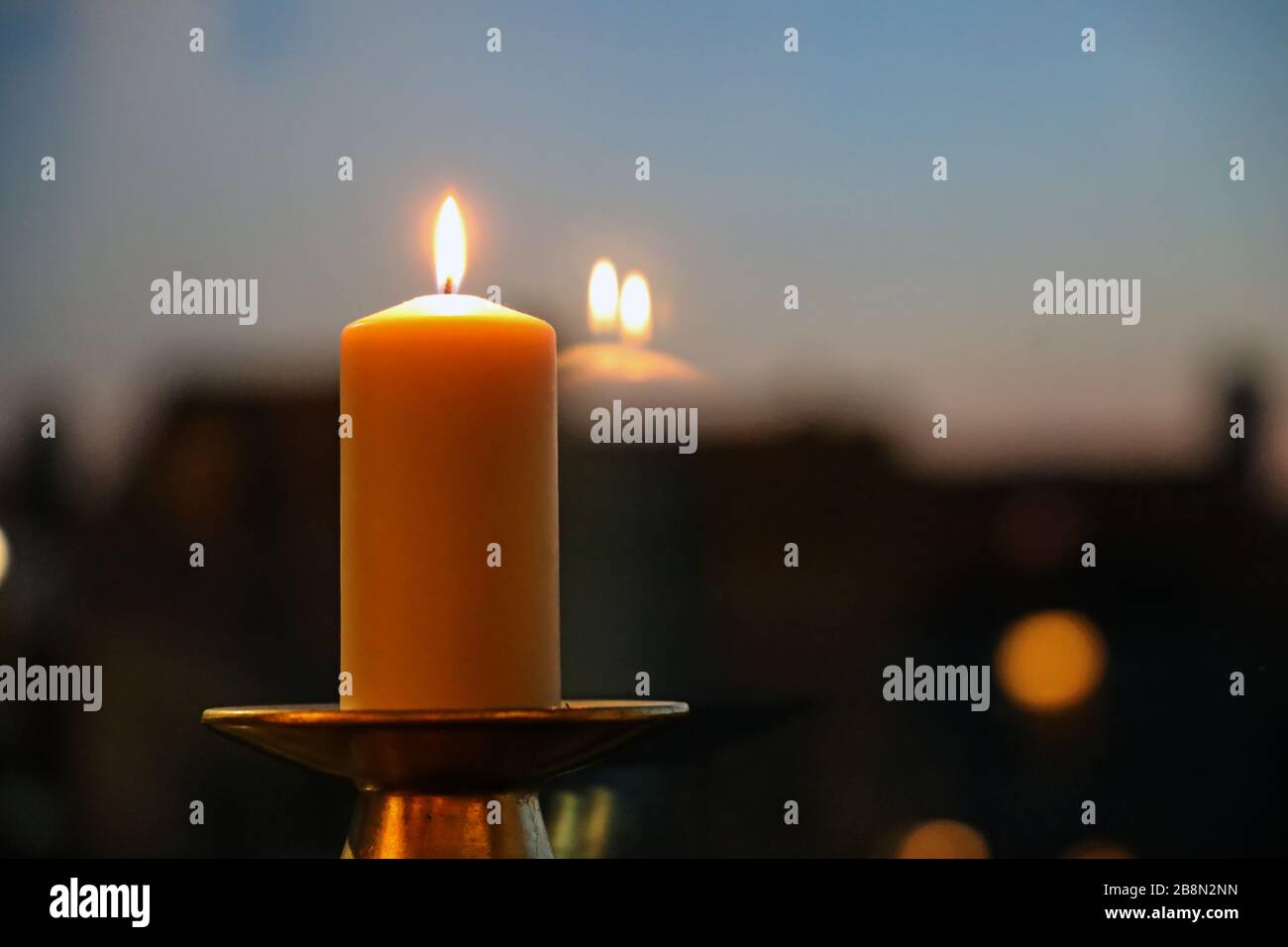 Kerze Im Fenster Stockfotos & Kerze Im Fenster Bilder Alamy