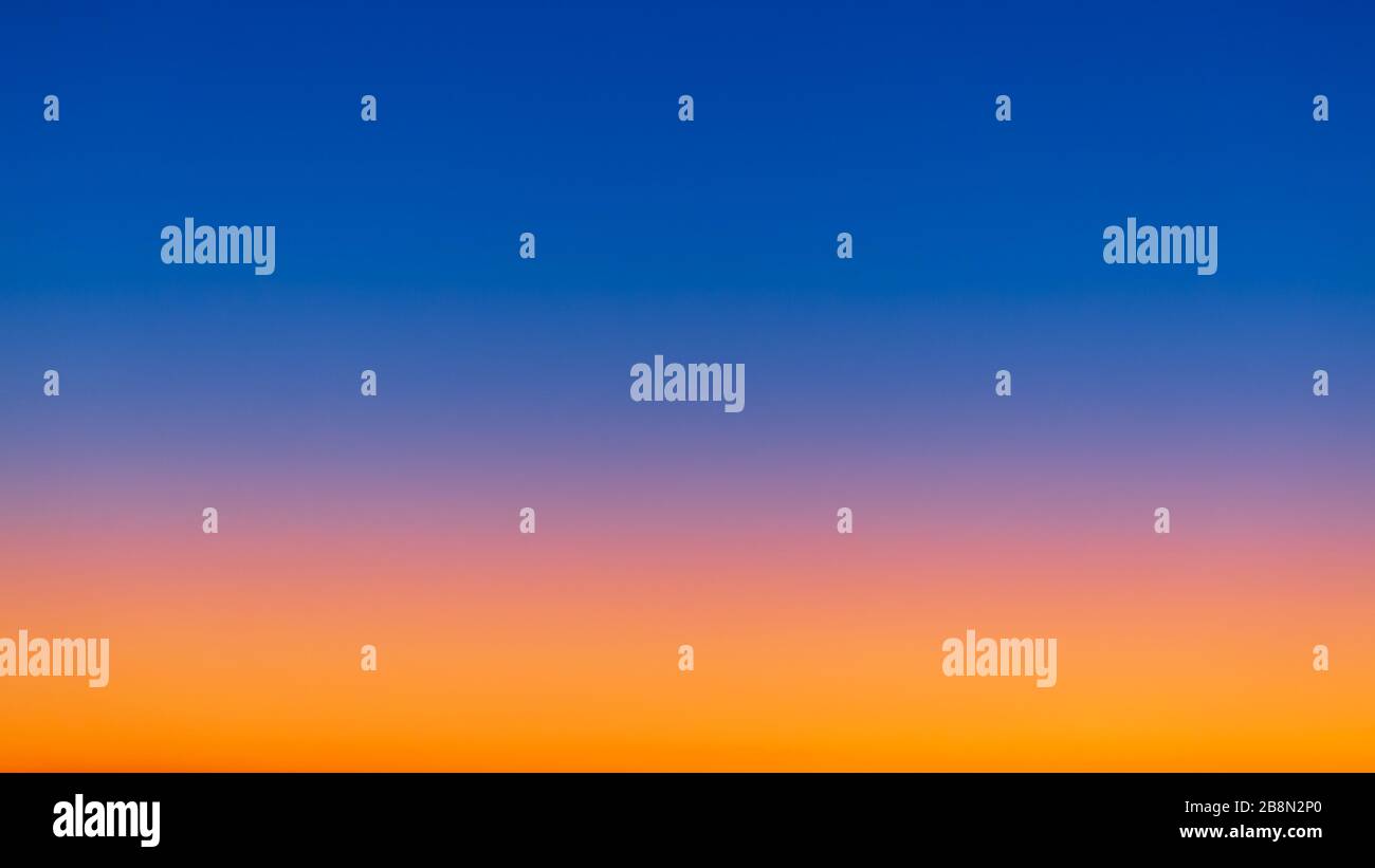 Eine Vielzahl von Farben bei Sonnenaufgang, von hellem Gelb und Orange in der Nähe des Horizonts bis hin zu tiefem Blues in der Atmosphäre Stockfoto
