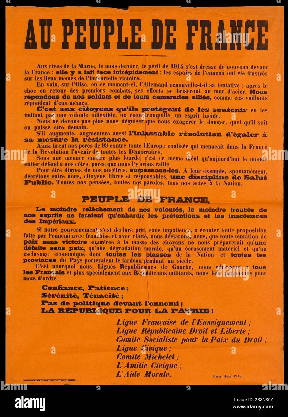 DIE MENSCHEN IN Frankreich, am Ufer der Marne, letzten Monat stieg das Risiko von 1914 wieder vor Frankreich auf: Sie hat sich furchtlos Affiche d'Information ausgesetzt. "Au peuple de France. Aux rives de la Marne, le mois dernier, le péril de 1914 s'est dressé de nouveau devant la France: elle y a fait face intrépidement". Typographie sur Papier orange. 1918. Imprimeur V. Simart. Paris, musée Carnavalet. Stockfoto