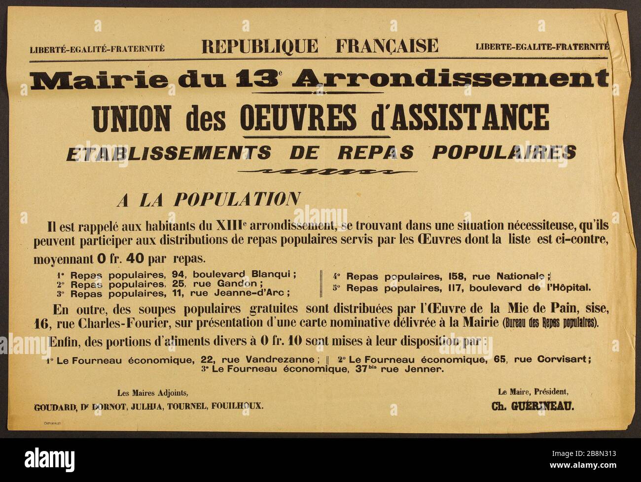 FREIHEIT - GLEICHHEIT - BRÜDERLICHKEIT, FRANZÖSISCHE REPUBLIK, FREIHEIT - GLEICHHEIT - BRUDERSCHAFT, Bürgermeister des 13. Amtsbezirks, die GEWERKSCHAFT ARBEITET HILFE, INSTITUTIONEN MAHLZEITEN BELIEBT Anonyme. Affiche Humanitaire. "République française, liberté, égalité, fraternité. établissements de repas populaires à la mairie du 13ème arronoire, par l'union des oeuvres'. Typographie. 1914-1918. Paris, musée Carnavalet. Stockfoto