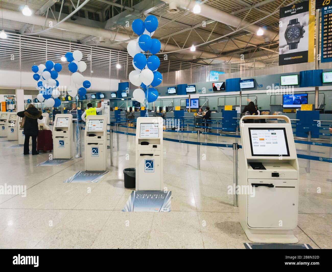 Athen, Griechenland - Februar, 11 2020: Selbstbedienungsautomaten zum Ausdrucken der Bordkarte vor leeren Check-In-Schaltern in der Hauptseite Stockfoto
