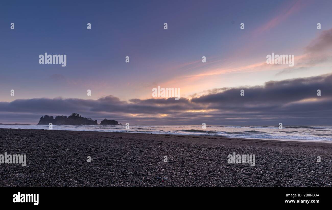 Ruhiger Sonnenuntergang entlang der Nordwestküste des Pazifiks mit den Wellen des Pazifischen Ozeans am Strand Stockfoto