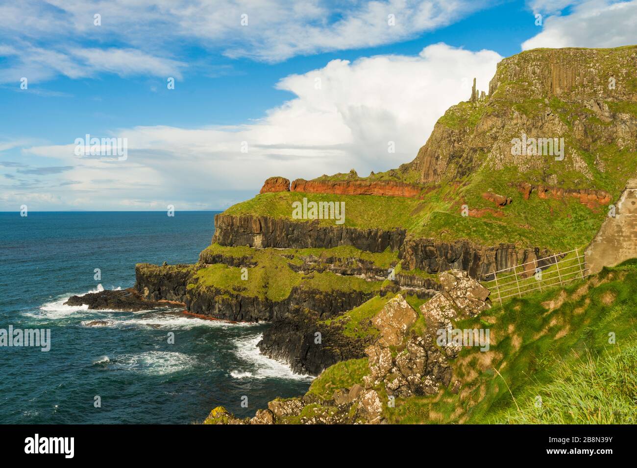 Die Causeway Coast des County Antrim, Nordirland, Großbritannien, bietet das natürliche Wunder, den Giant's Causeway und die dramatische Vulkanküste. Stockfoto