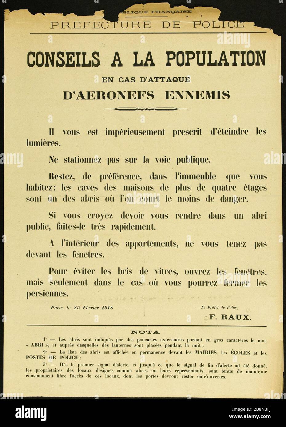 [FRANZÖSISCHE REPUBLIK, PRÄFEKTUR POLIZEI BERÄT BEVÖLKERUNG BEI ANGRIFFEN VON FLUGFEINDEN ANONYME. [REPU]BLIQUE FRANCAISE, PRÄFEKTUR DE-POLIZEI, CONSEILS A LA POPULATION EN CAS D'ATTAQUE D'AERONEFS ENNEMIS. Typographie. 1918. Paris, musée Carnavalet. Stockfoto
