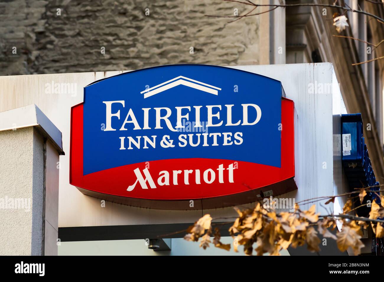 New York City, USA. Februar 2020. Fairfield Inn & Suites by Marriott Logo in New York City. Credit: Alex Tai/SOPA images/ZUMA wire/Alamy Live News Stockfoto