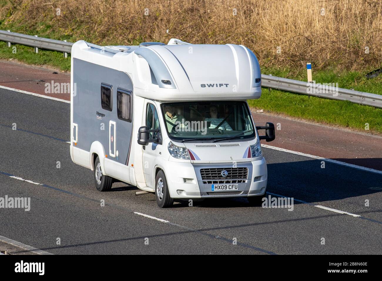 SWIFT 2009 WHITE FIAT Ducato 40 Maxi 130 M-Jet; Touring Caravans and Motorhomes, Campervans, RV Leisure Vehicle, Familienurlaub, Urlaub, Karawanenurlaub, Leben auf der Straße, Stockfoto