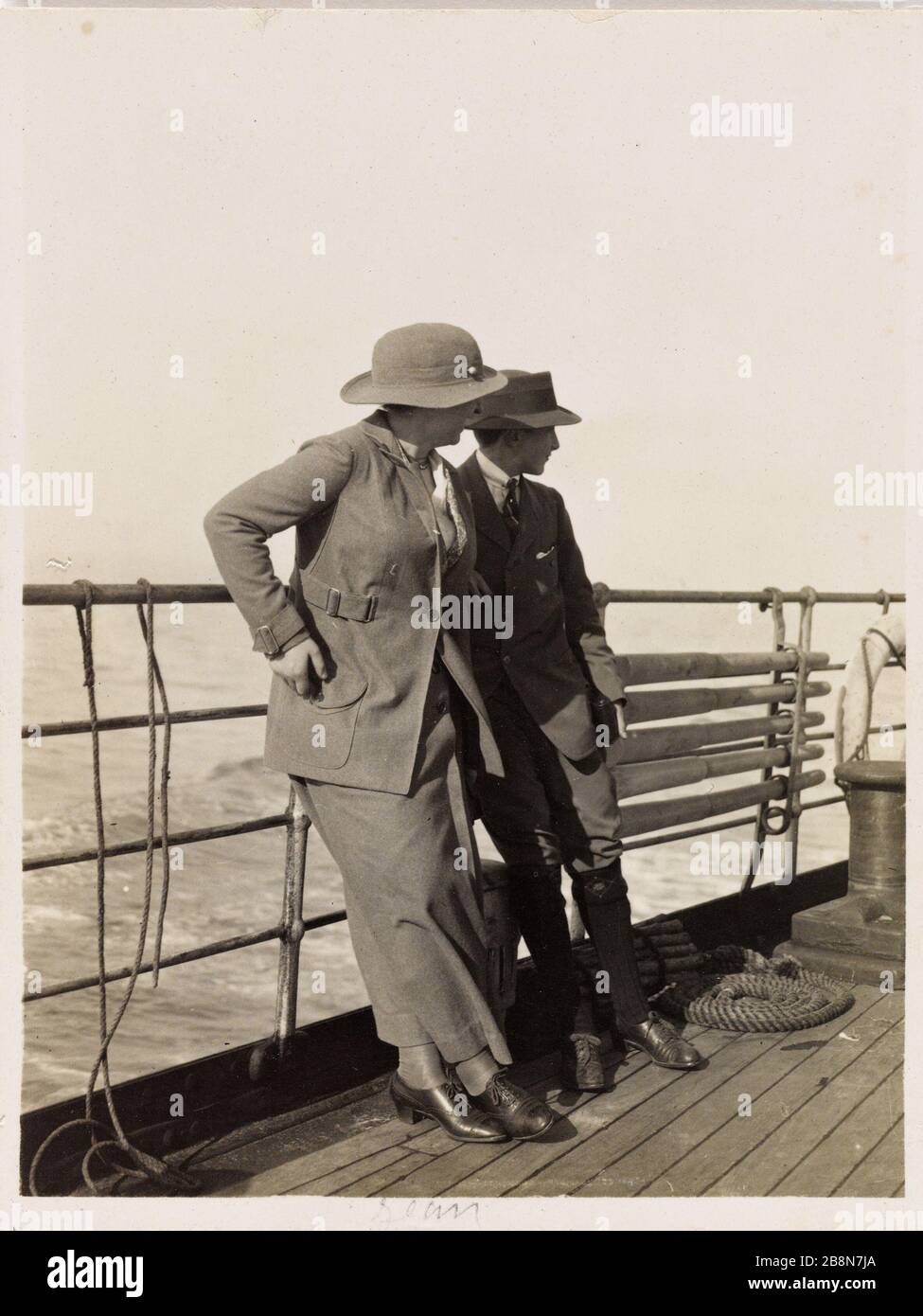 François und Marguerite Hugo auf dem Weg nach Guernsey im Sommer 1914 'François et Marguerite Hugo auf dem Weg vers Guernesey à l'été 1914'. Photographie anonyme. Tirage noir et blanc argentique. 1914. Paris, Maison de Victor Hugo. Stockfoto