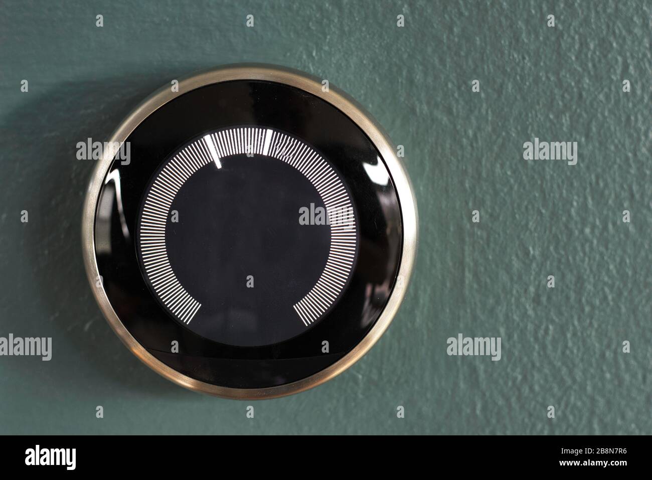 Smart Home Thermostat aus googles Nest. Umweltfreundliche Technologie spart Heizungs- und Kühlkosten. Abfallreduzierung keine zentralen Informationen Stockfoto