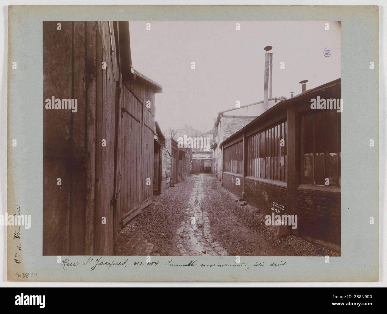 Rechter Gebäudehof, 282-284 Rue Saint-Jacques, Paris (Vth arr.) Immeuble, cour intérieure côté droit, 282-284 rue Saint-Jacques, Paris (Vème arr.). 1898. Union Photographique Française. Paris, musée Carnavalet. Stockfoto