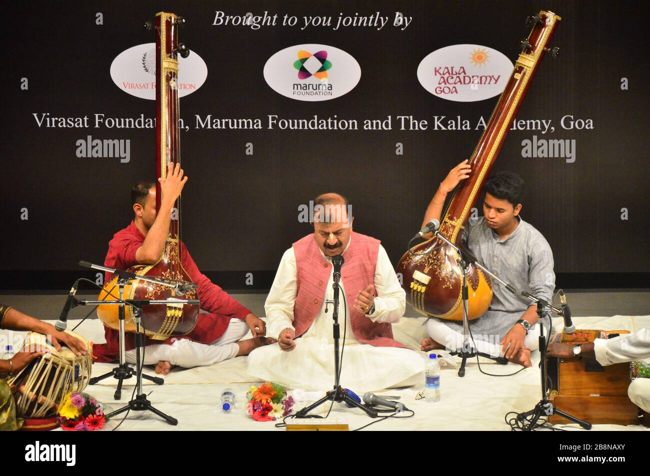 Der klassische Sänger Pandit Naresh Malhotra aus Indore Gharana tritt auf der 'Sitar Hi Zindagi Hai', dem 4. Ustad Abdul Karim Khan Gedenkkonzert, auf. Stockfoto