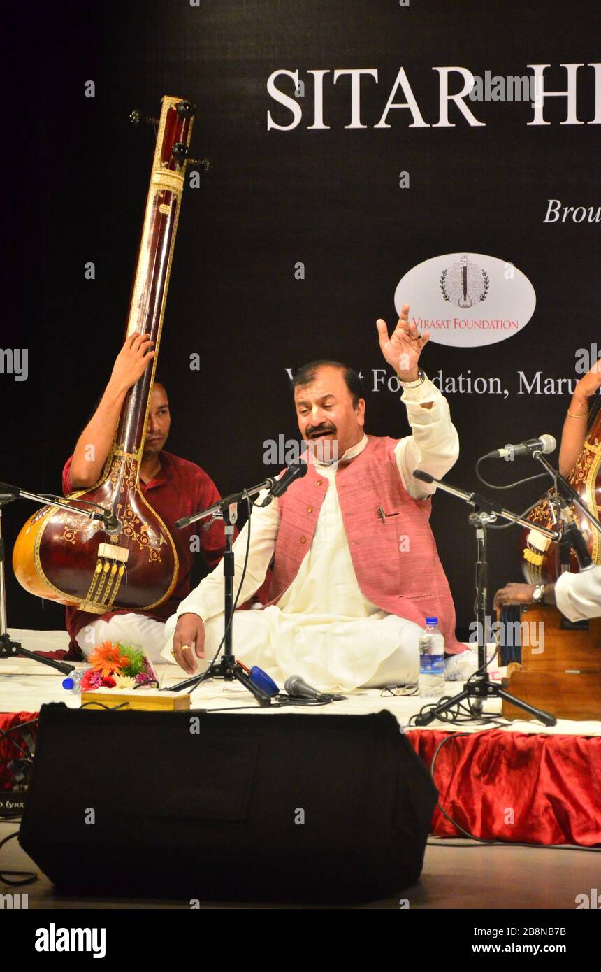 Der klassische Sänger Pandit Naresh Malhotra aus Indore Gharana tritt auf der 'Sitar Hi Zindagi Hai', dem 4. Ustad Abdul Karim Khan Gedenkkonzert, auf. Stockfoto