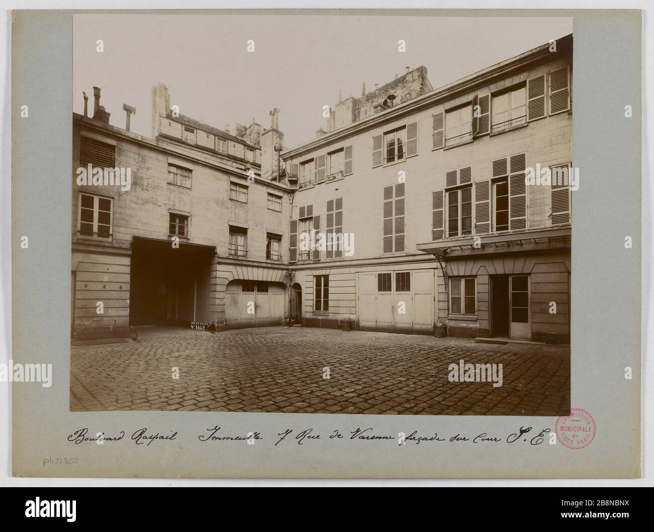 GEBÄUDE MIT VORDERSEITE AUF DEM COURT SOUTHEAST, 7 RUE DE VARENNE, 14. BEZIRK, PARIS Immeuble avec façade sur cour au Sud-est, 7 rue de Varenne, Paris (XIVème arr.). 1898. Union Photographique Française. Paris, musée Carnavalet. Stockfoto