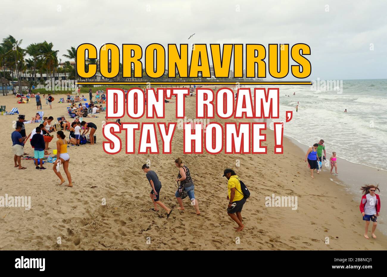 Coronavirus - nicht durchstreifen, zu Hause bleiben - zitiert auf einem verschwommenen Strandhintergrund Stockfoto