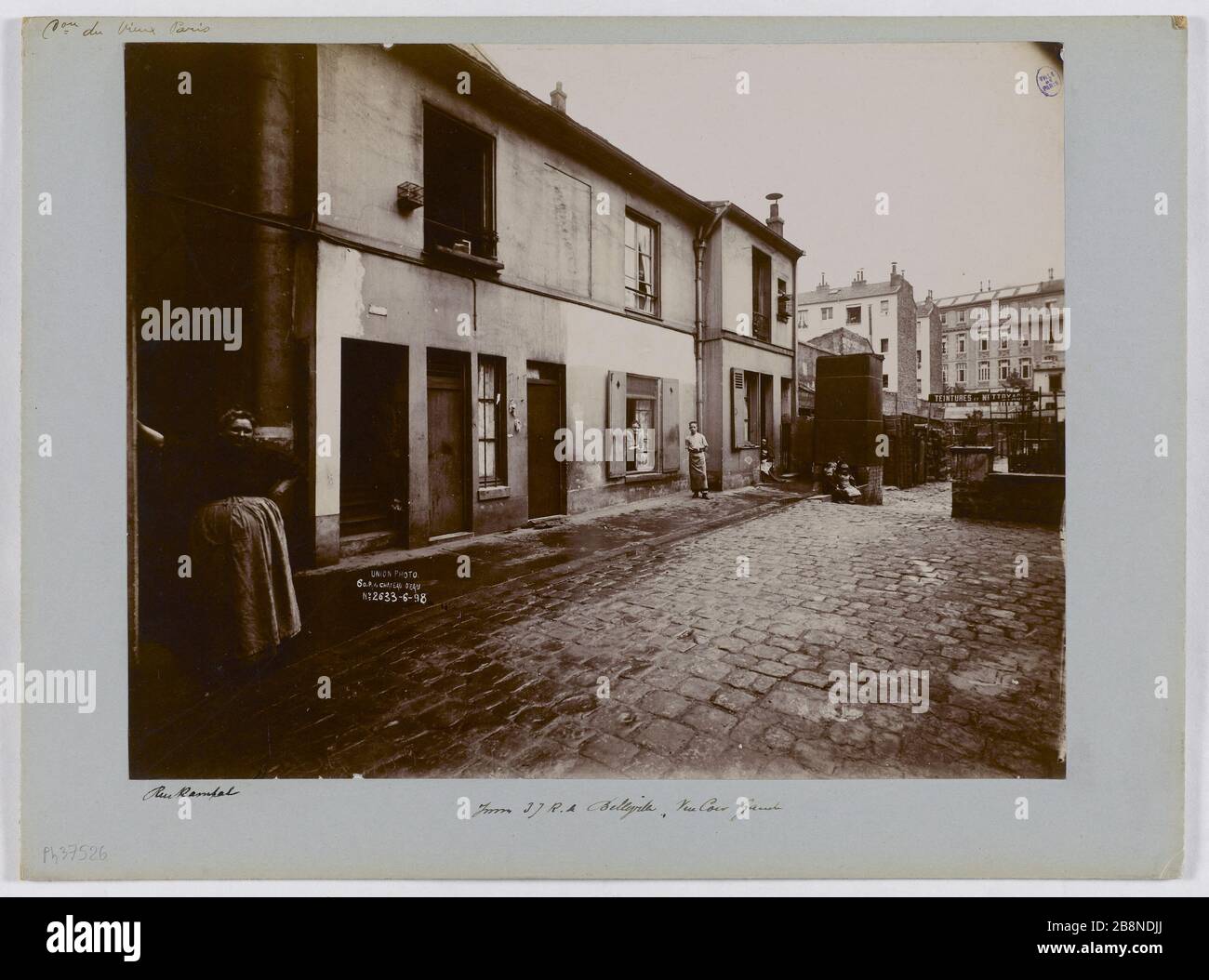 GEBÄUDE (VERLOREN), 37 RUE DE BELLEVILLE, BLICK AUF DAS GERICHT, LINKS VON DER STRASSE Rampal, 19. BEZIRK, PARIS Immeuble (disparu), 37 rue de Belleville, vue sur cour côté gauche, vue depuis la Rampal, Paris (XIXème arr.), 1898 (juin). Union Photographique Française. Paris, musée Carnavalet. Stockfoto