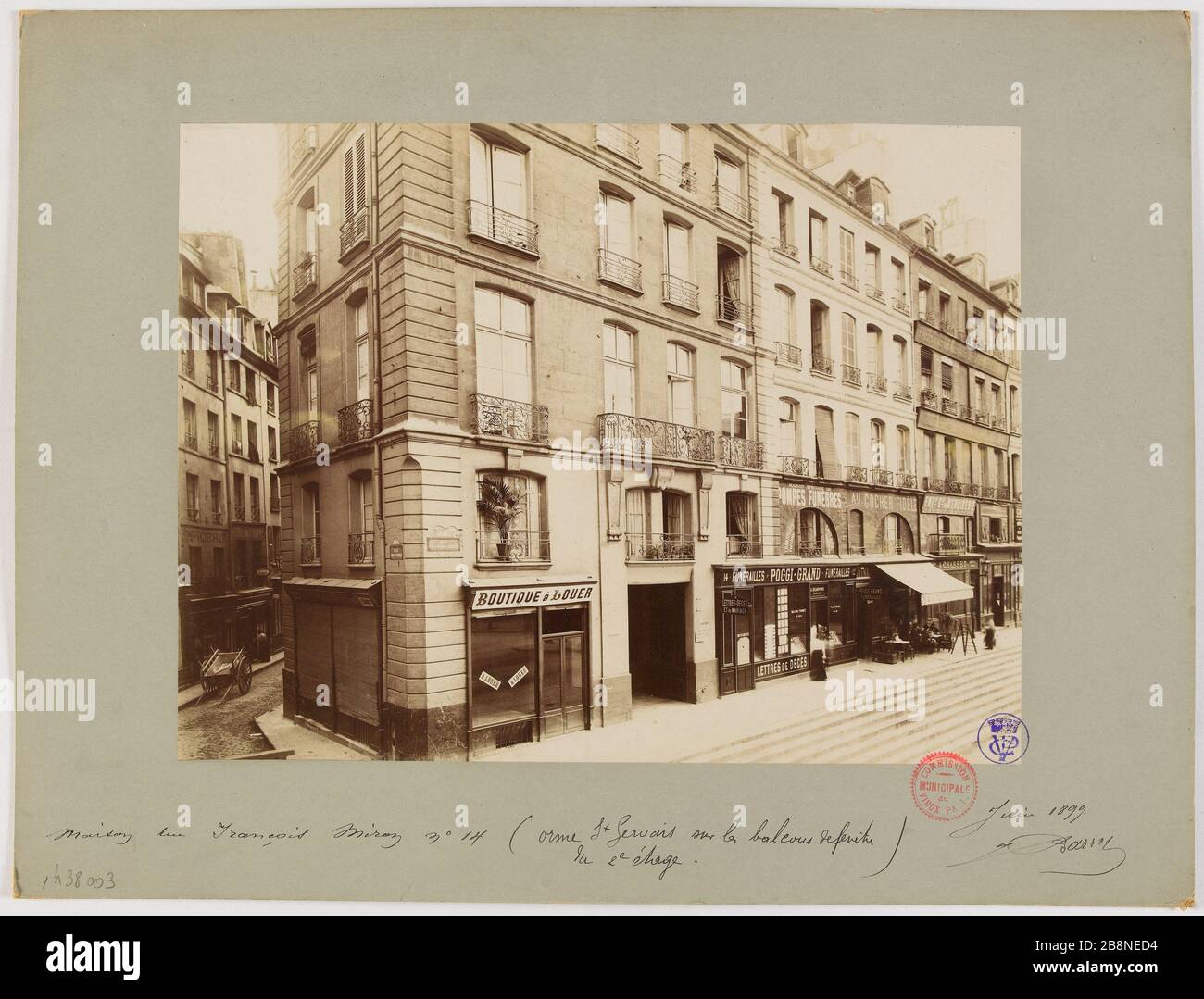 Haus François Miron Nr. 14 (Elm St Gervais auf Balkons Fenster / 2. Stock). Haus (Elm St. Gervais auf den Balkonen der Fenster im zweiten Stock), 14 François Miron Straße, 4. Bezirk, Paris. "Maison de François-Miron sur les balcons des fenêtres du deuxième étage, 14 rue François-Miron, Paris (IVème arr.)". Photographie de Jean Barry. Aristoteles à la gélatine. Juin 1899. Paris, musée Carnavalet. Stockfoto