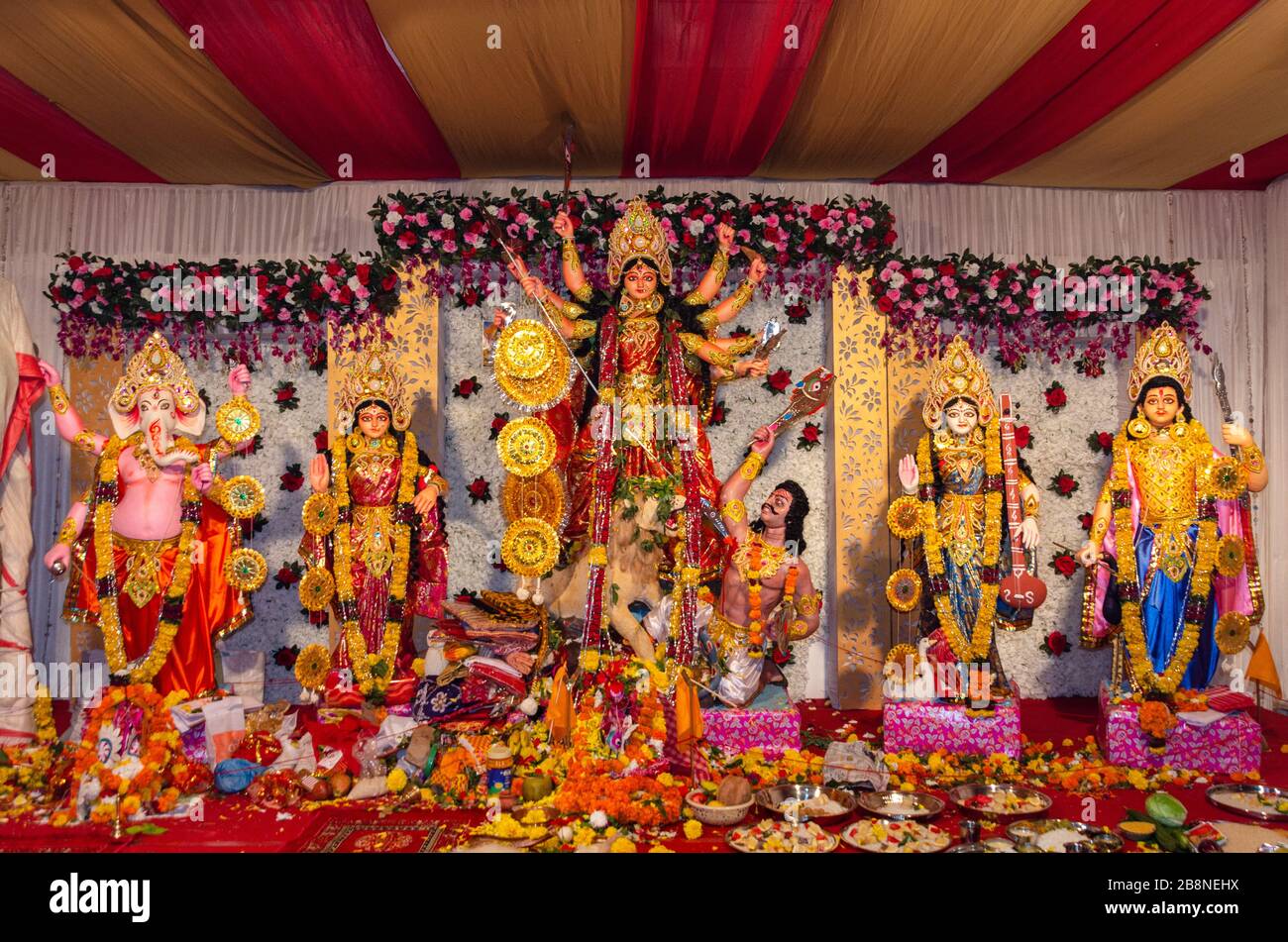 Inneneinrichtung des dekorierten Durga Puja Pandal von der Bengalischen Kulturvereinigung in Ponda, Goa, Indien. Stockfoto