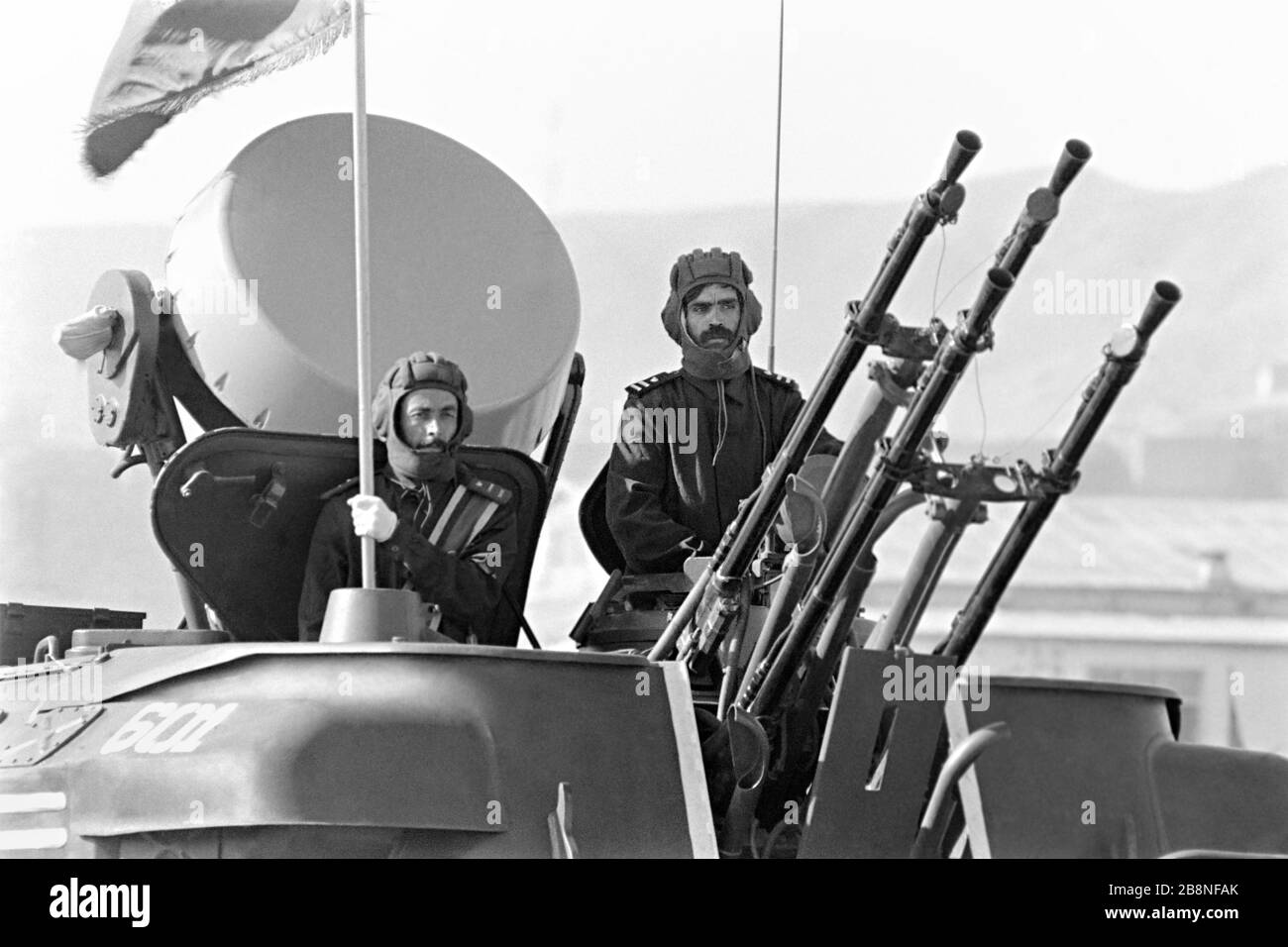 Afghanische Soldaten reiten auf einem von der Sowjetunion gefertigten ZSU-23-4-Shilka, einem leicht gepanzerten, selbstfahrenden, radargeführten Flugabwehrwaffensystem während einer Militärparade zum zehnten Jahrestag der kommunistischen Revolution am 26. April 1988 in Kabul, Afghanistan. Das kommunistische Regime übernahm die Macht in einer von der Sowjetunion unterstützten Revolte, die als Saurrevolution bekannt ist. Stockfoto