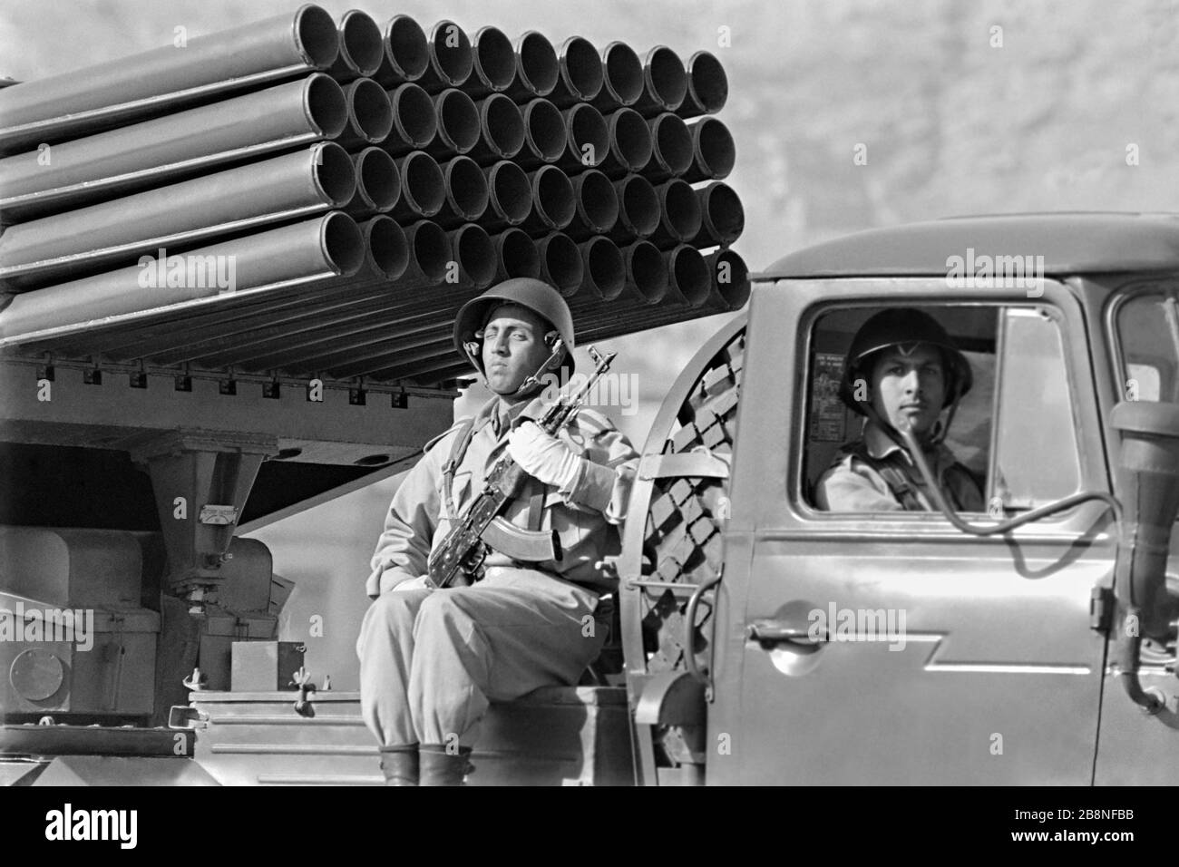 Afghanische Soldaten fahren während einer Militärparade mit einem 122-mm-Mehrfach-Raketenwerfer vom Typ BM-21 "Grad", der zum zehnten Jahrestag der kommunistischen Revolution am 26. April 1988 in Kabul, Afghanistan, eingesetzt wurde. Das kommunistische Regime übernahm die Macht in einer von der Sowjetunion unterstützten Revolte, die als Saurrevolution bekannt ist. Stockfoto