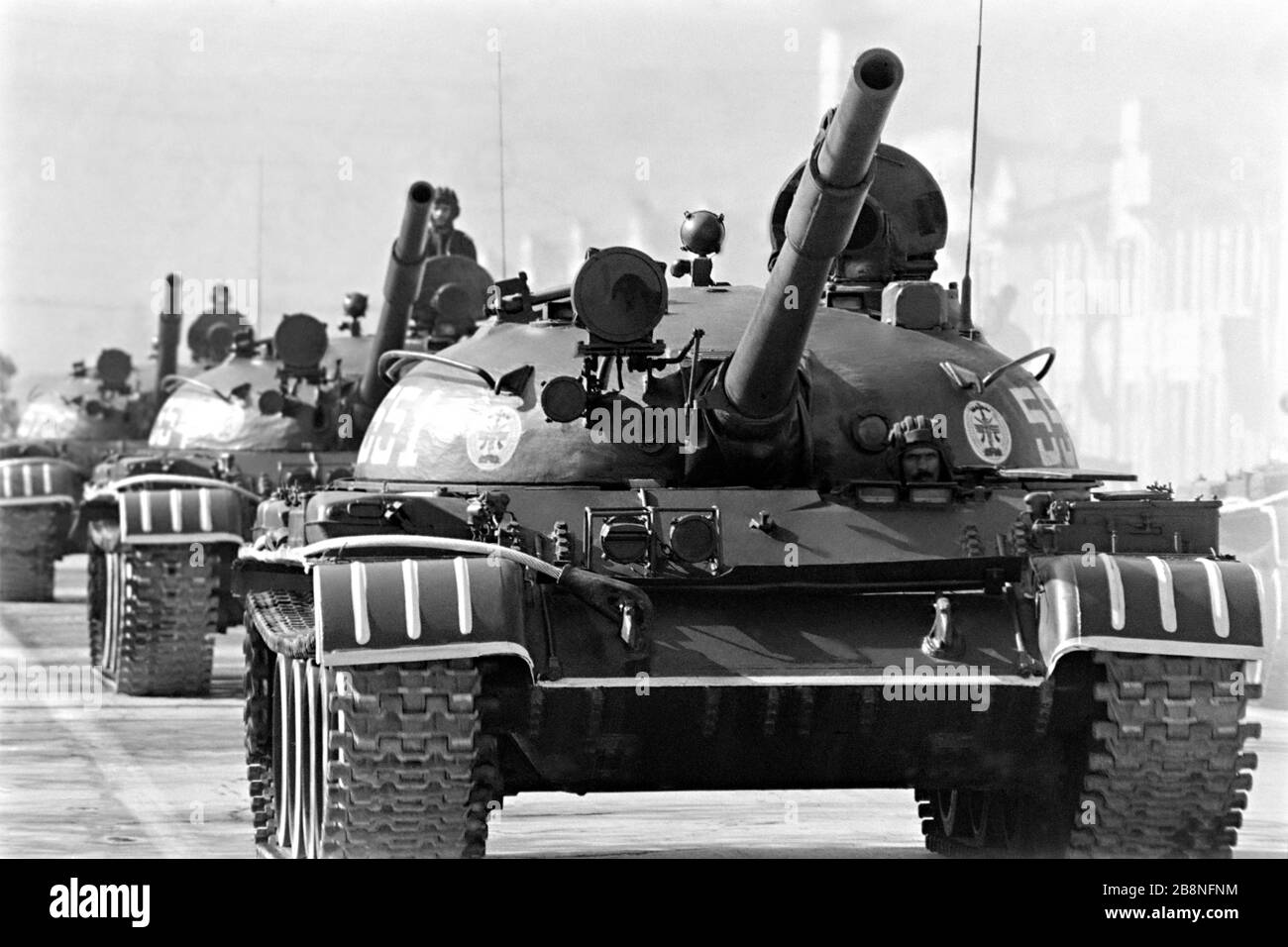 Afghanische Soldaten fahren während einer Militärparade mit einem sowjetischen T-62-Hauptkampftank, um den zehnten Jahrestag der kommunistischen Revolution am 26. April 1988 in Kabul, Afghanistan, zu begehen. Das kommunistische Regime übernahm die Macht in einer von der Sowjetunion unterstützten Revolte, die als Saurrevolution bekannt ist. Stockfoto