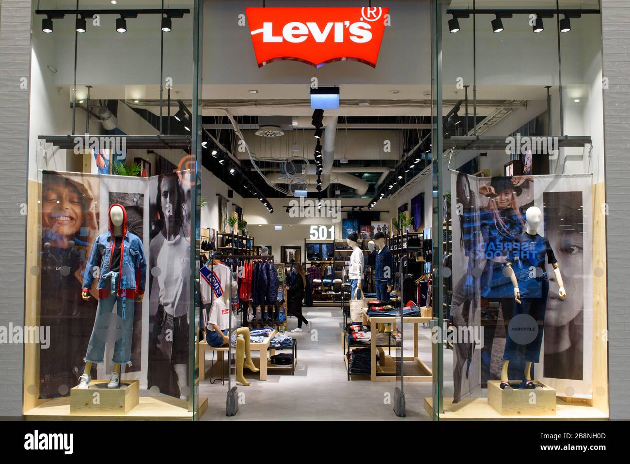 RIGA, LETTLAND. April 2019. Levi's Markenlogo im Shop. Levi Strauß & Co ist ein amerikanisches Bekleidungsunternehmen, das weltweit für seine Marke Levi's von den bekannt ist Stockfoto
