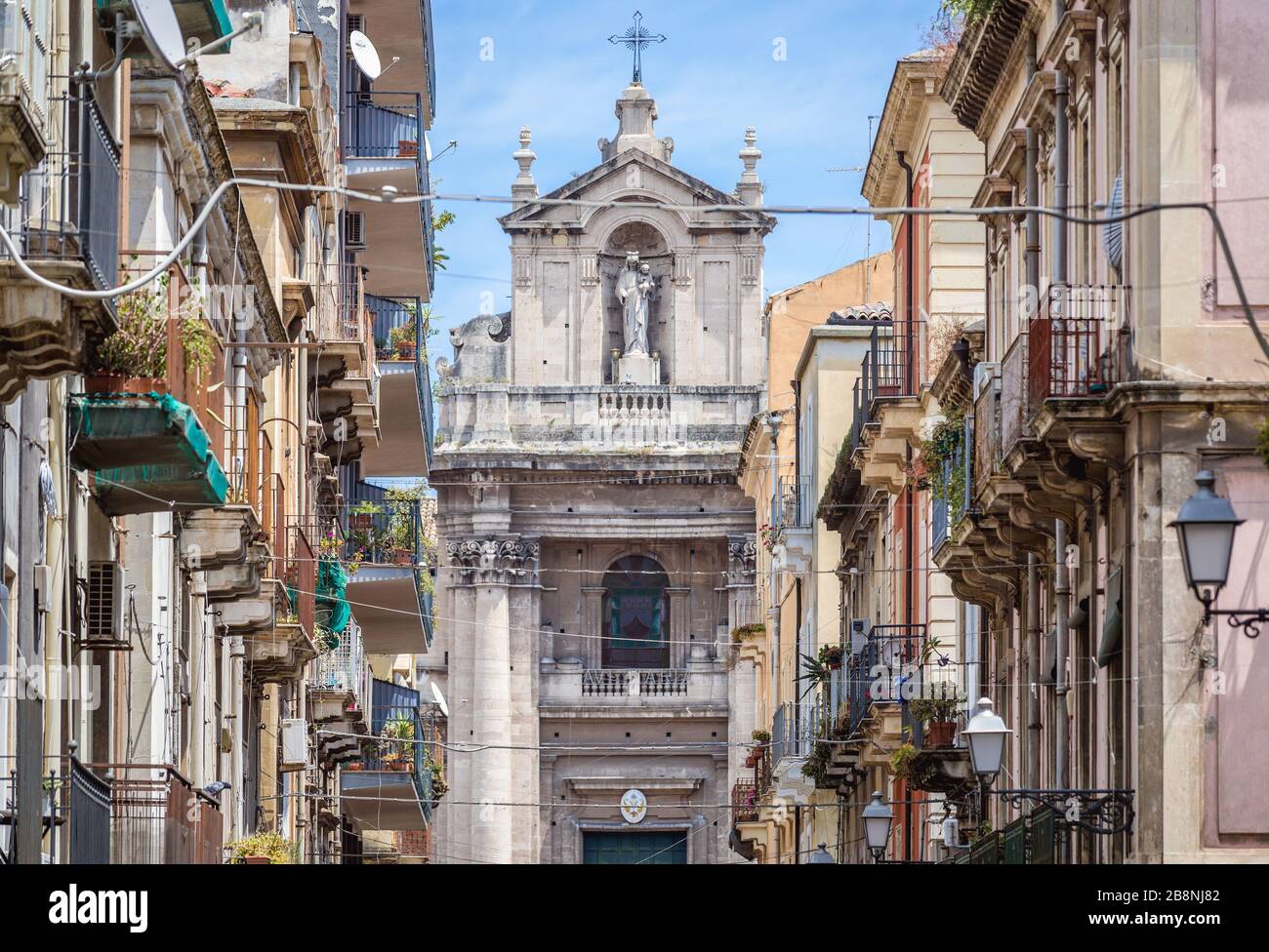 Heiligtum der Madonna del Carmine - unsere Liebe Frau vom Berg Carmel von der Via Pacini in Catania aus gesehen, der zweitgrößten Stadt der Insel Sizilien in Italien Stockfoto