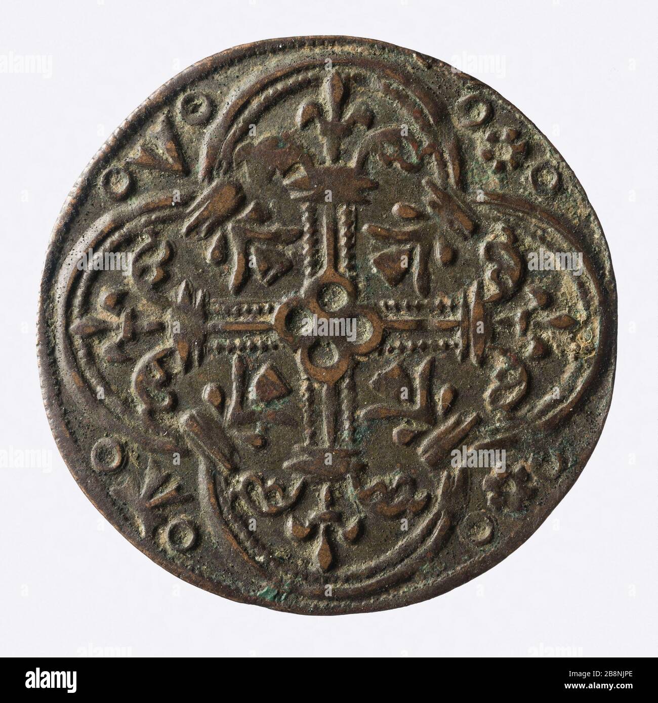 Konto Token die Krone mit Kreuz dreizehnten bis fünfzehnten Jahrhundert 'Jeton de compte à la couronne avec croix, XIII-XVème siècle', revers. Paris, musée Carnavalet. Stockfoto