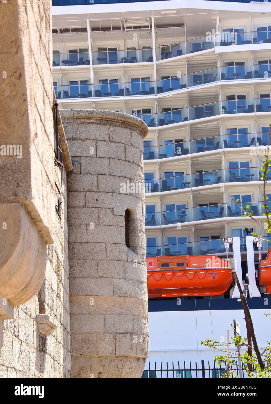 Der Kampf zwischen dem alten und dem neuen alten alten Turm an der Wand und dem Kreuzfahrtschiff Stockfoto