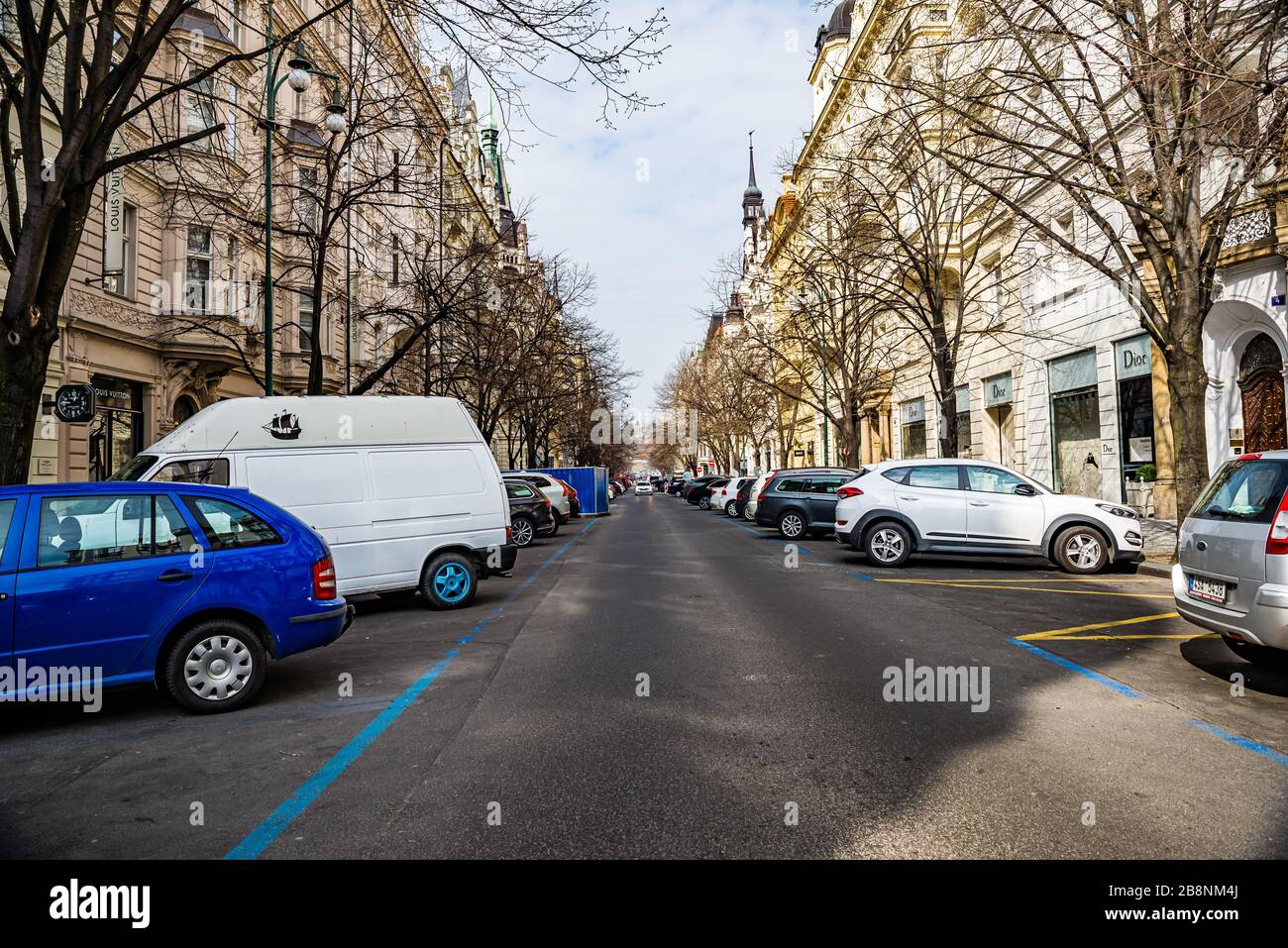 Prag, Tschechien - 19. März 2020. Die teuerste Straße Parizska mit exklusiven Geschäften ohne Menschen während der Coronavirus-Krise und Reiseverbot Stockfoto