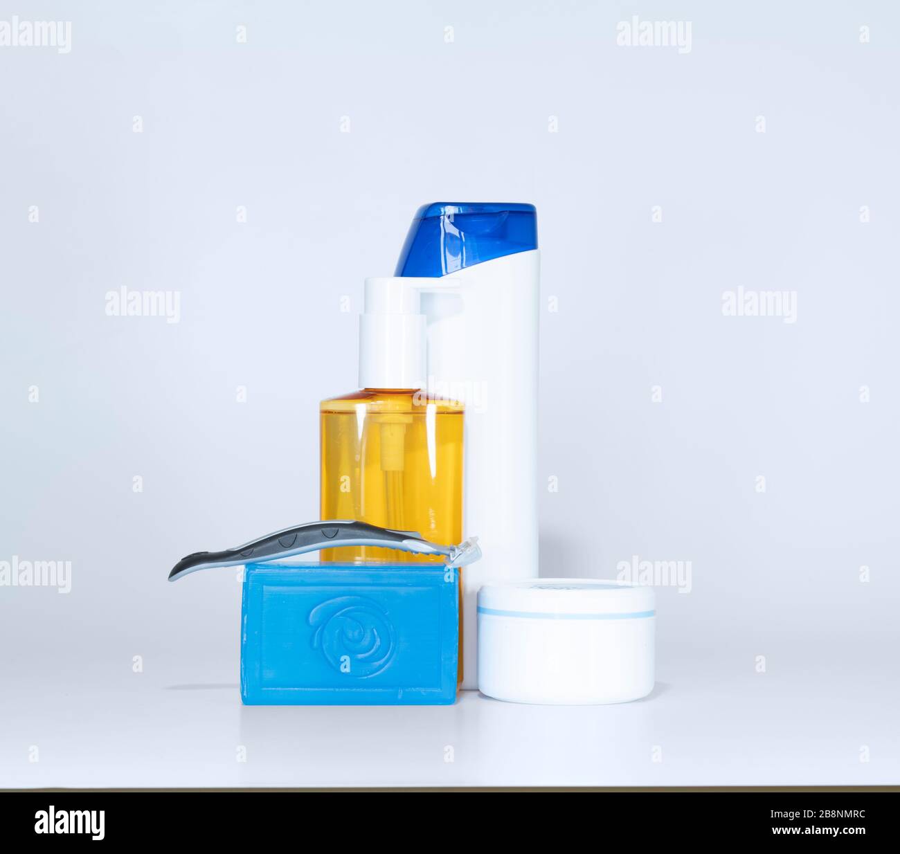 Shampoo-Flaschen und Rasierklingen-Nahaufnahme für Männer. Stockfoto