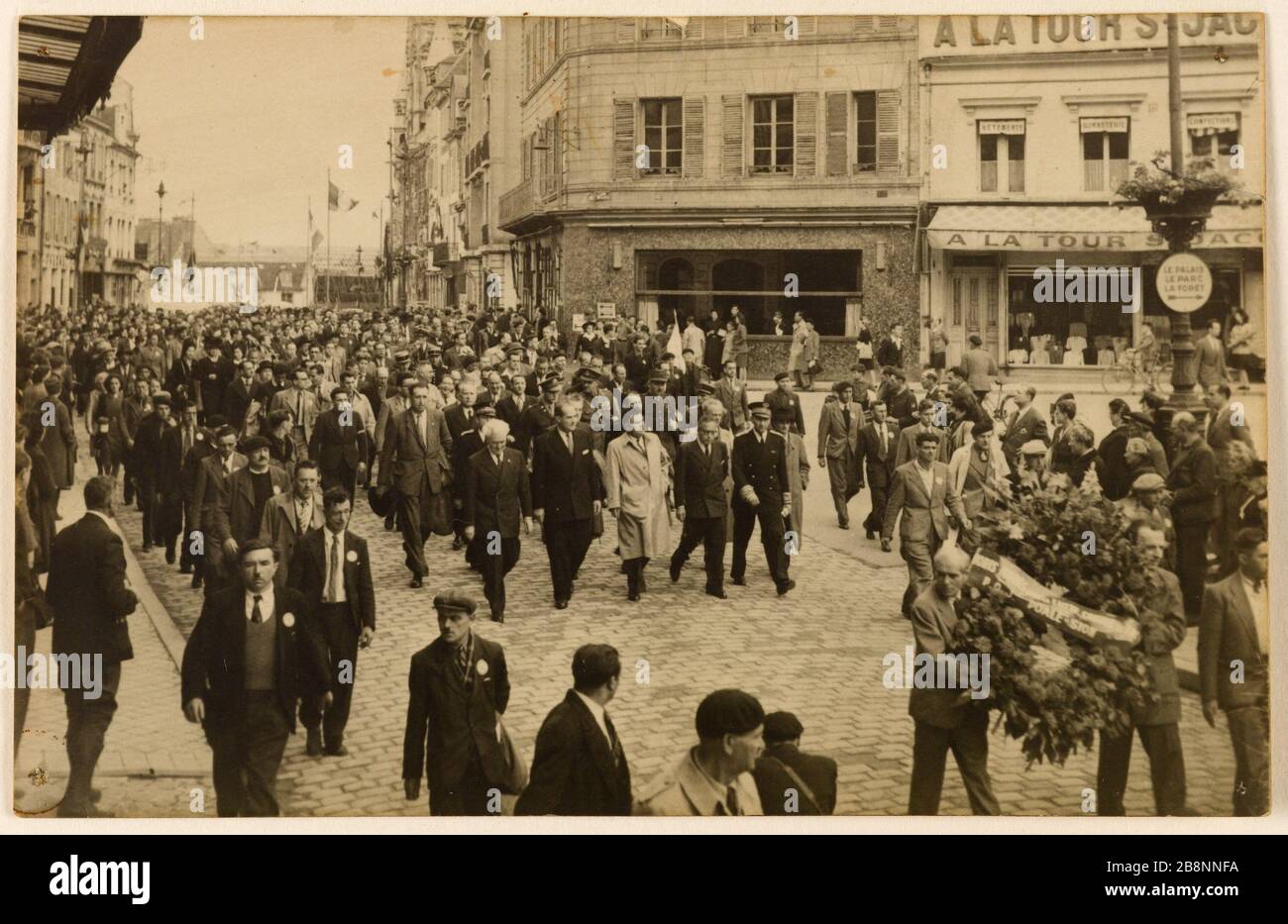 Rallye de Compiègne (Oise), Parade in einer Straße, 15.-18. August 1946. Rassemblement de Compiègne (Oise), 15-18 août 1946. Tirage au gélatino-bromure d'argent, 1946. Paris, musée Carnavalet. Stockfoto