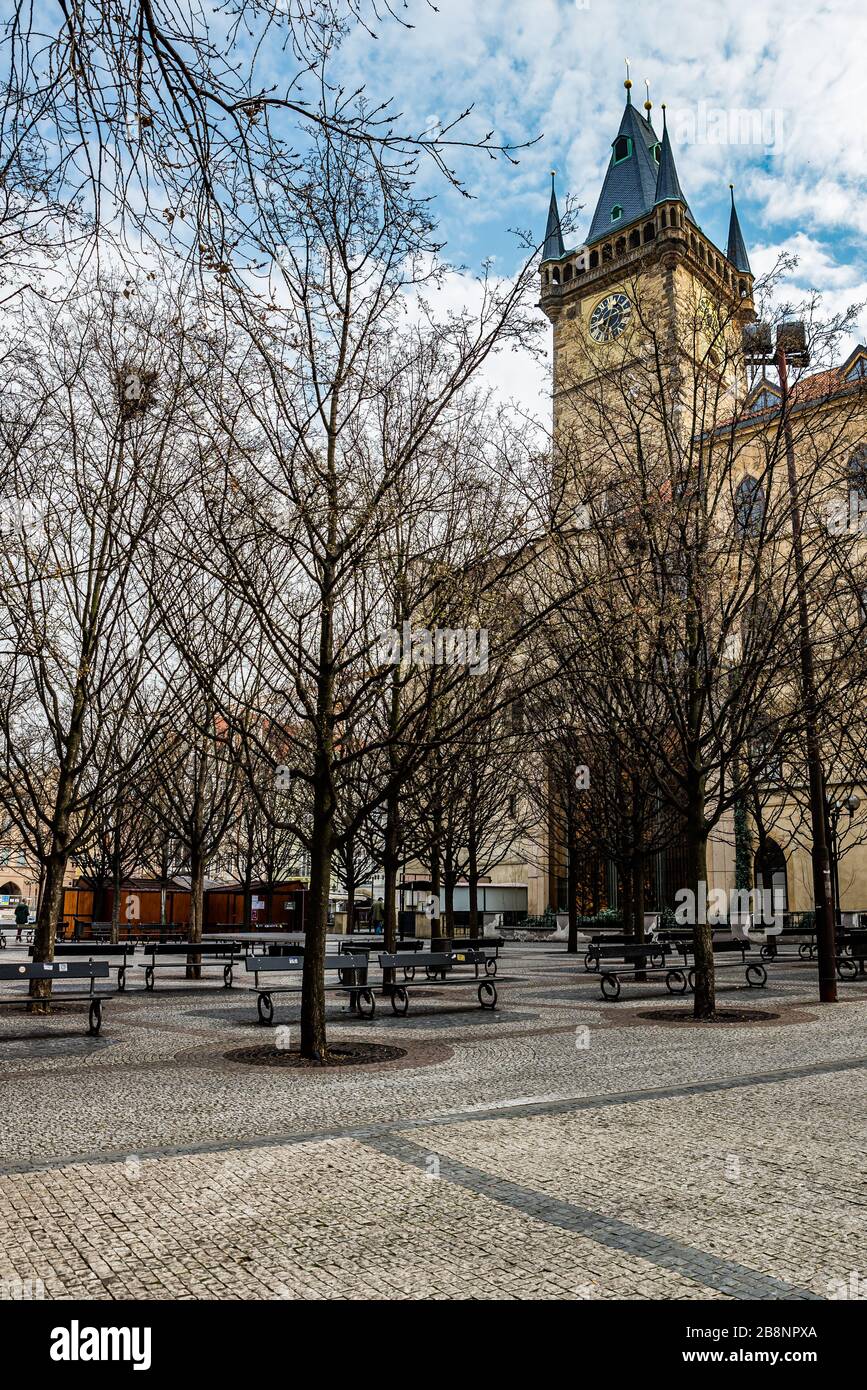 Prag, Tschechien - 19. März 2020. Leere Bank im Park hinter dem alten Rathaus während der Corona-Viruskrise Stockfoto